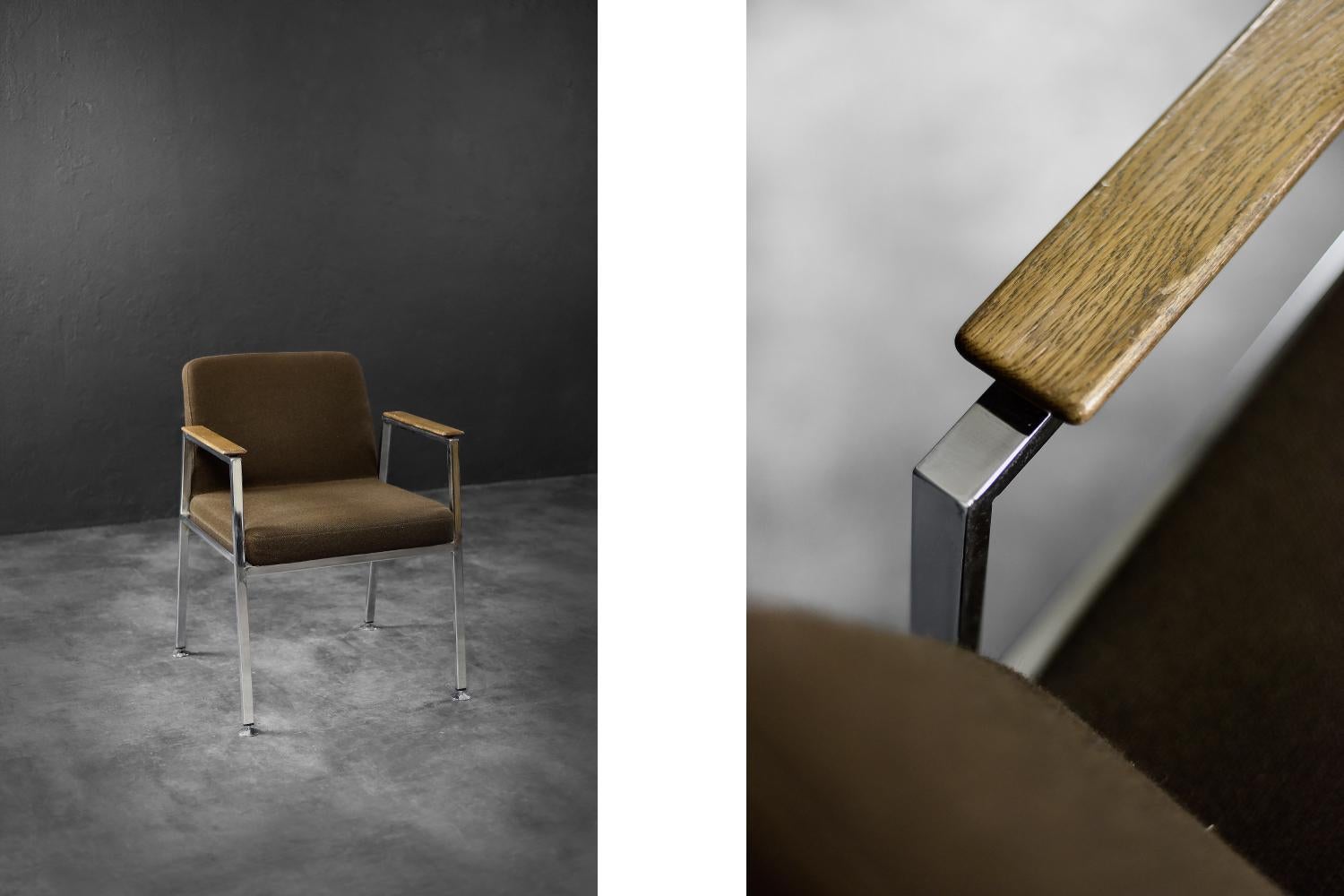 Dieser Konferenzsessel wurde in den 1970er Jahren von dem deutschen Hersteller Drabert produziert. Dem Stempel zufolge wurde es 1977 hergestellt. Das solide, verchromte Gestell verleiht dem Stuhl optische Leichtigkeit und einen modernen Charakter,