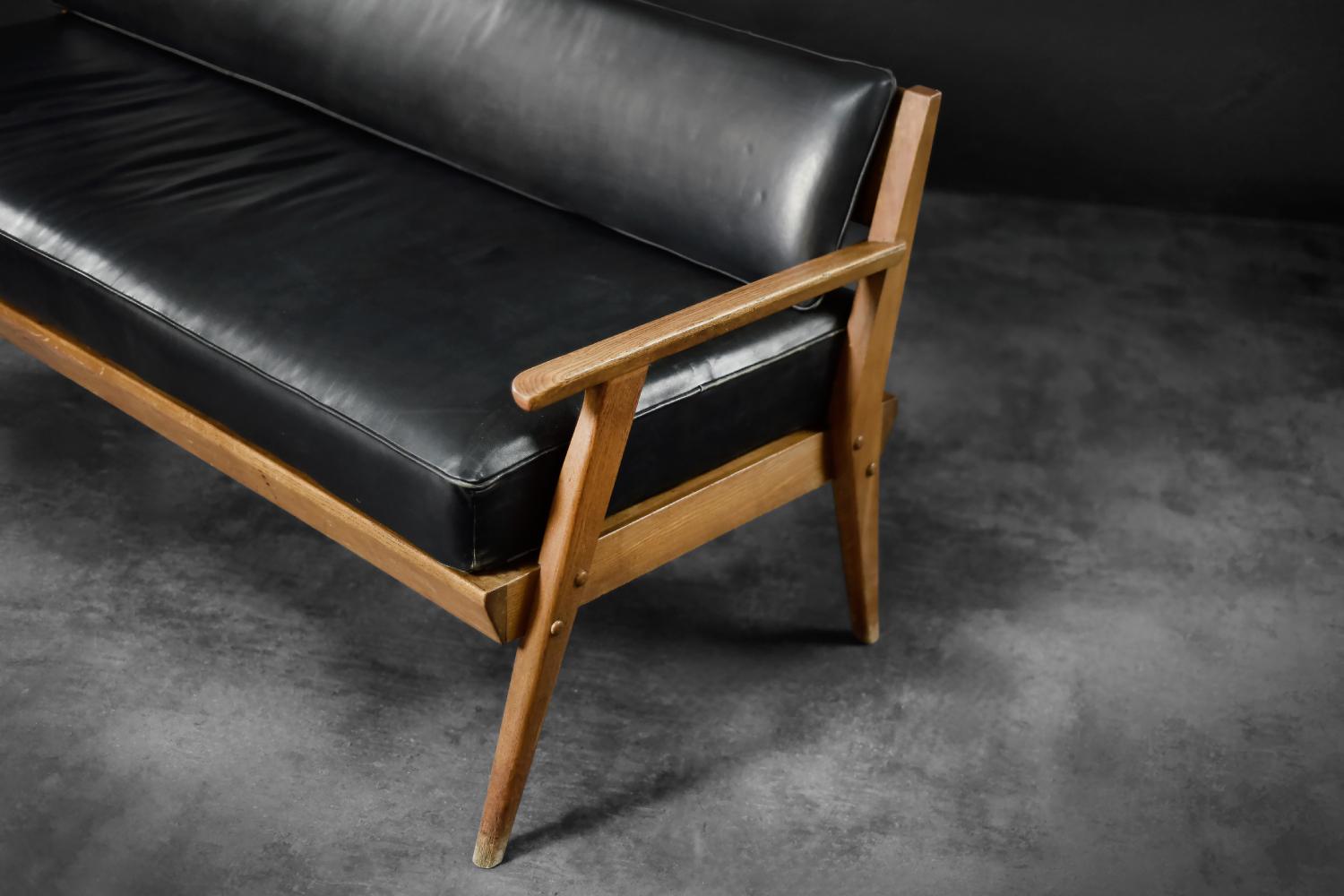 Vintage Mid-Century German Modern Oak & Black Leather Sofa, 1960er Jahre (Mitte des 20. Jahrhunderts) im Angebot