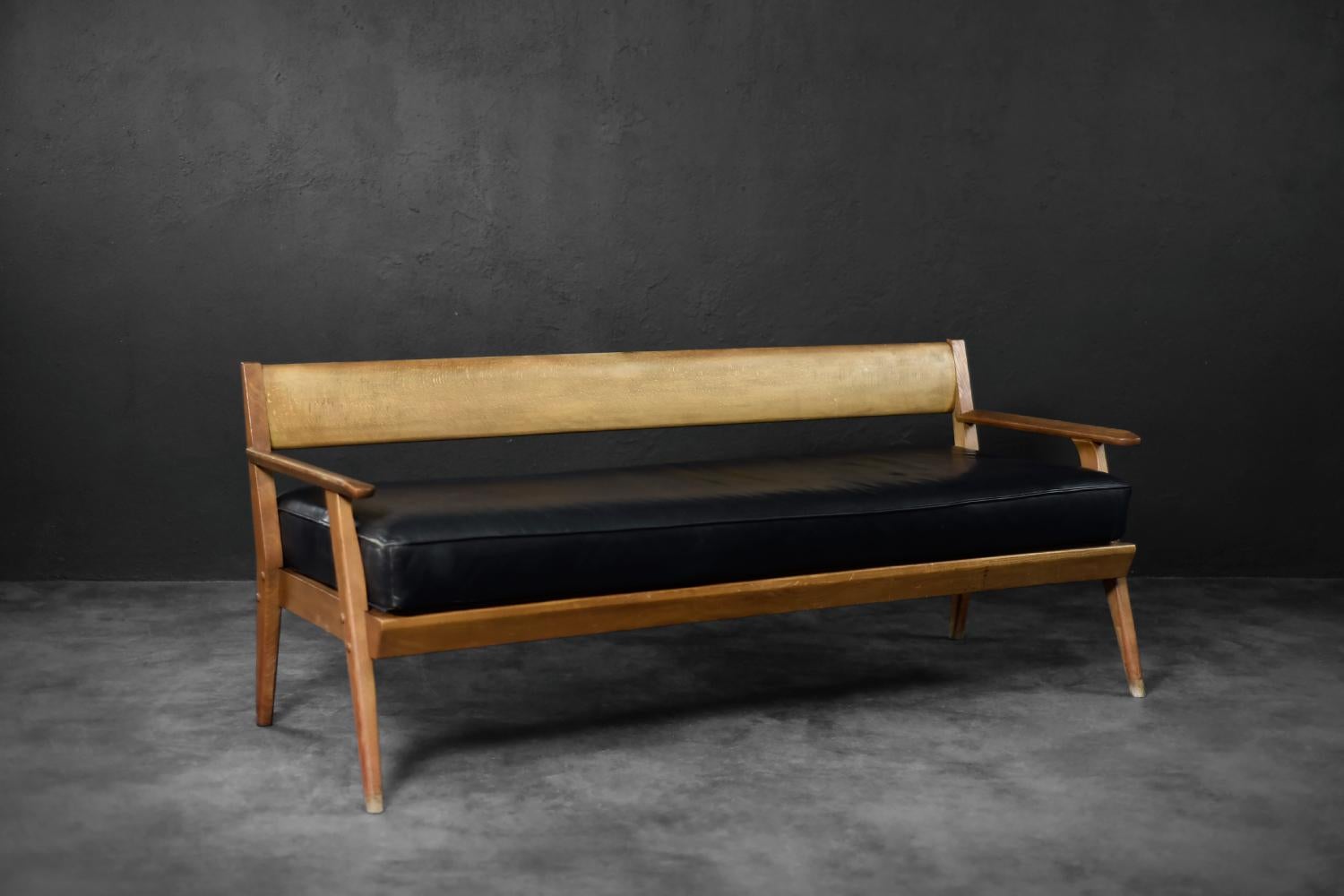 Vintage Mid-Century German Modern Oak & Black Leather Sofa, 1960er Jahre im Angebot 1