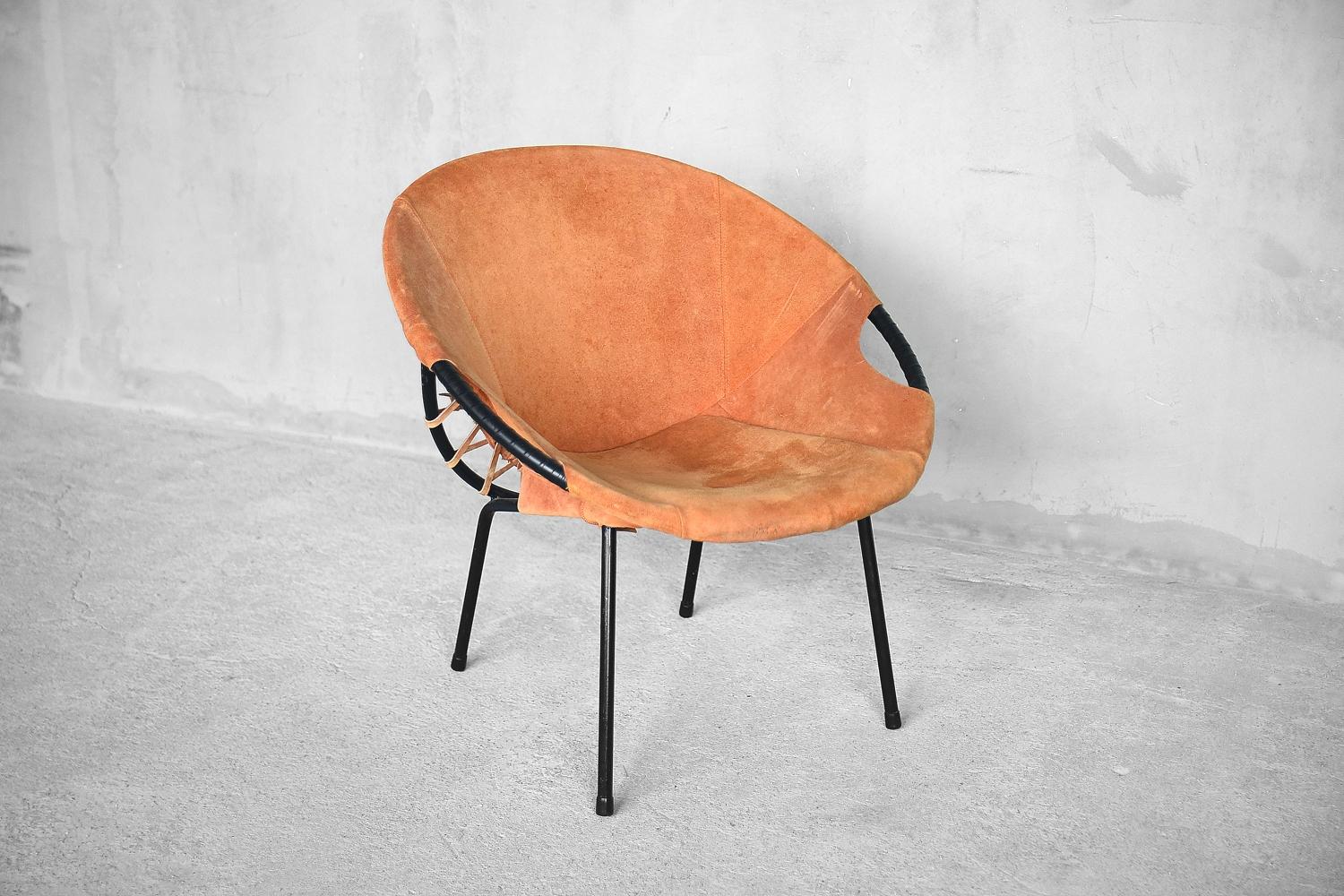 Chaise vintage en daim moderne du milieu du siècle en forme de cercle de ballon de Lusch & Co en vente 3