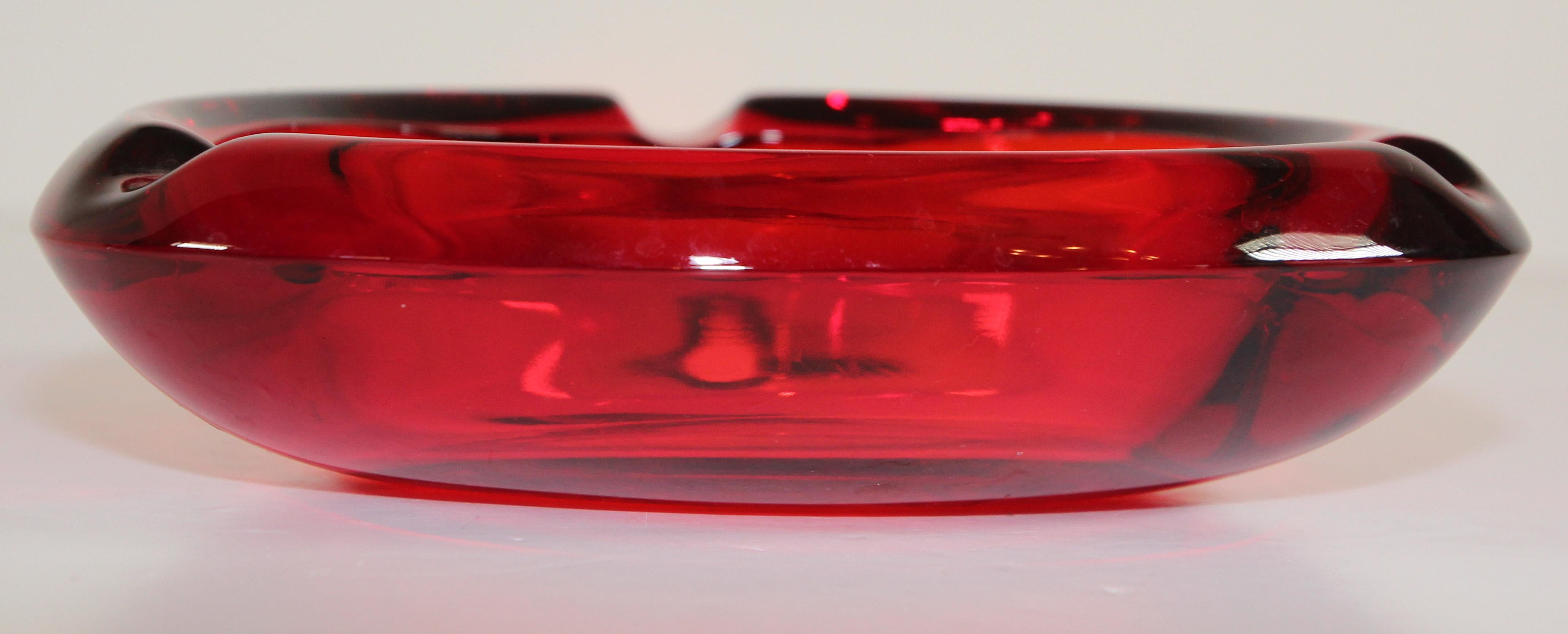 Aschenbecher aus rubinrotem Glas, dreieckig, Mid-Century (Moderne der Mitte des Jahrhunderts) im Angebot