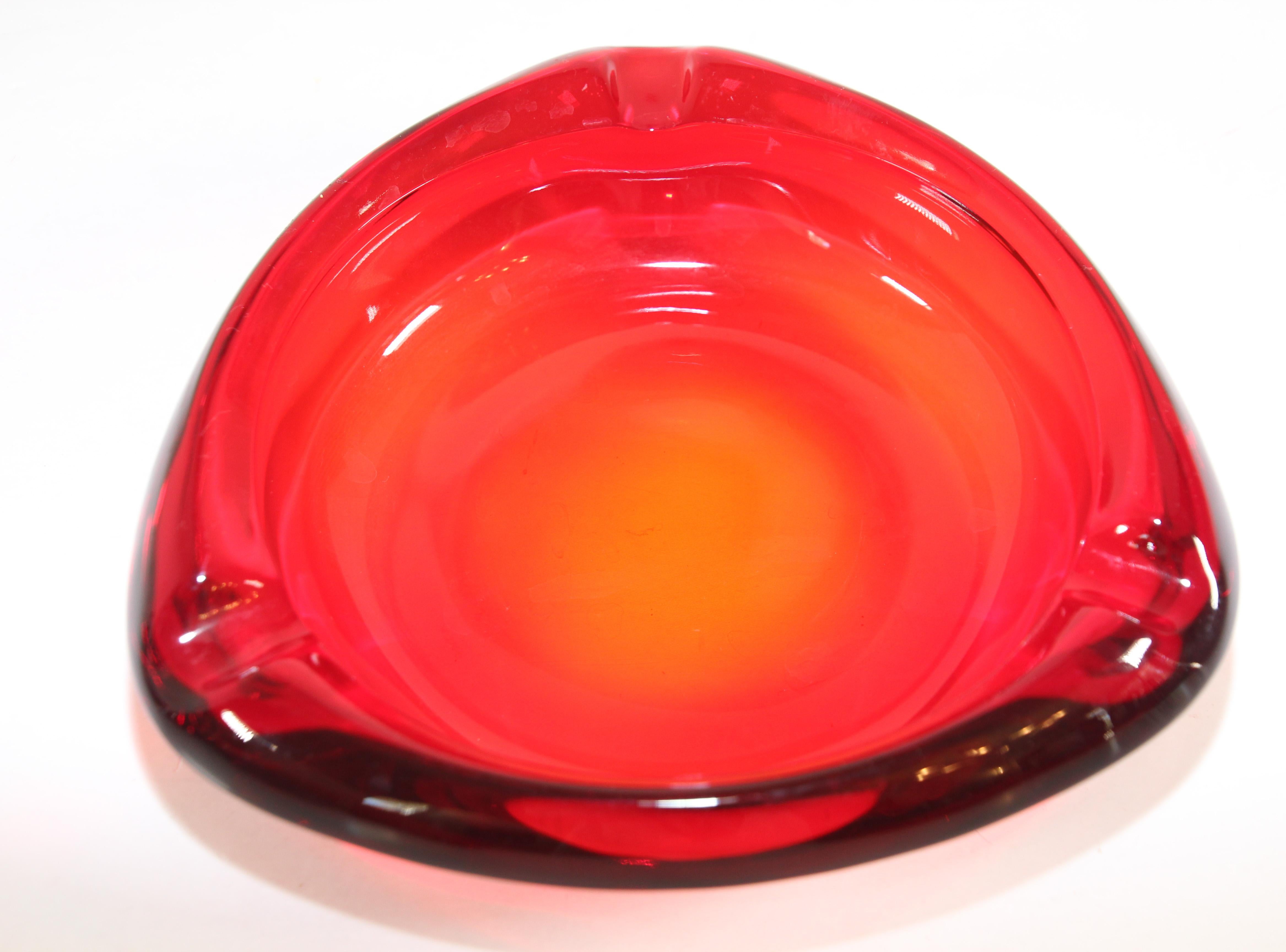 Aschenbecher aus rubinrotem Glas, dreieckig, Mid-Century (Deutsch) im Angebot