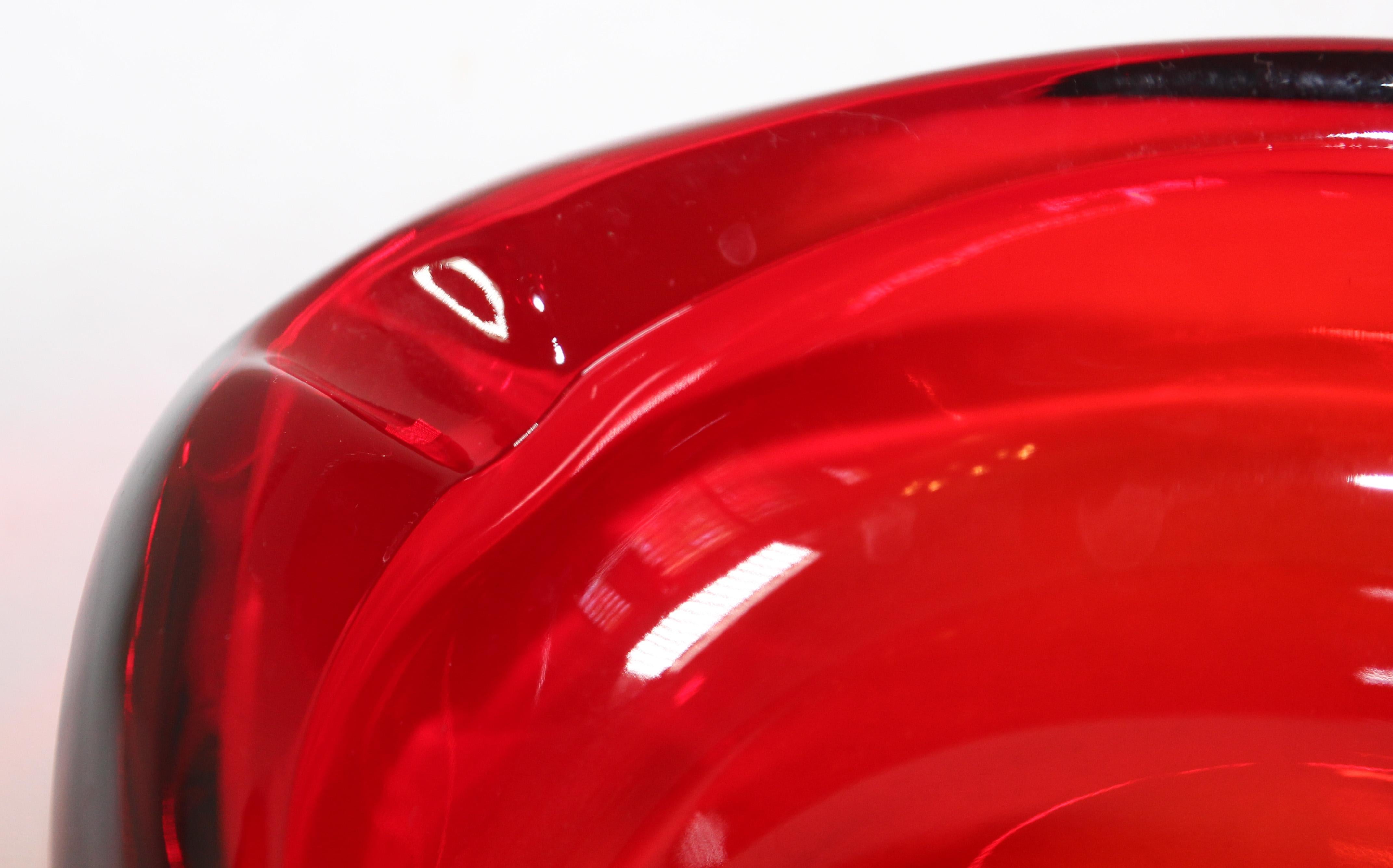 Aschenbecher aus rubinrotem Glas, dreieckig, Mid-Century (Handgefertigt) im Angebot