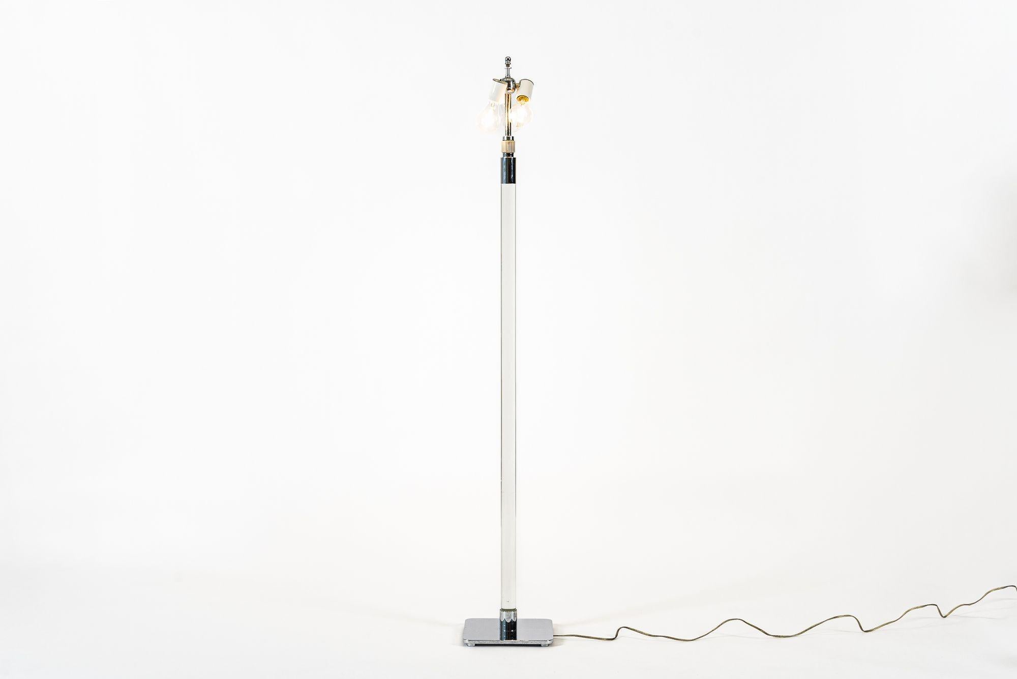 Ce lampadaire vintage en verre et base chromée du milieu du siècle dernier, conçu par Stewart Ross James pour Hansen Lighting Co., N.Y., date d'environ 1970. Le design épuré et moderniste se caractérise par une simple colonne cylindrique en verre