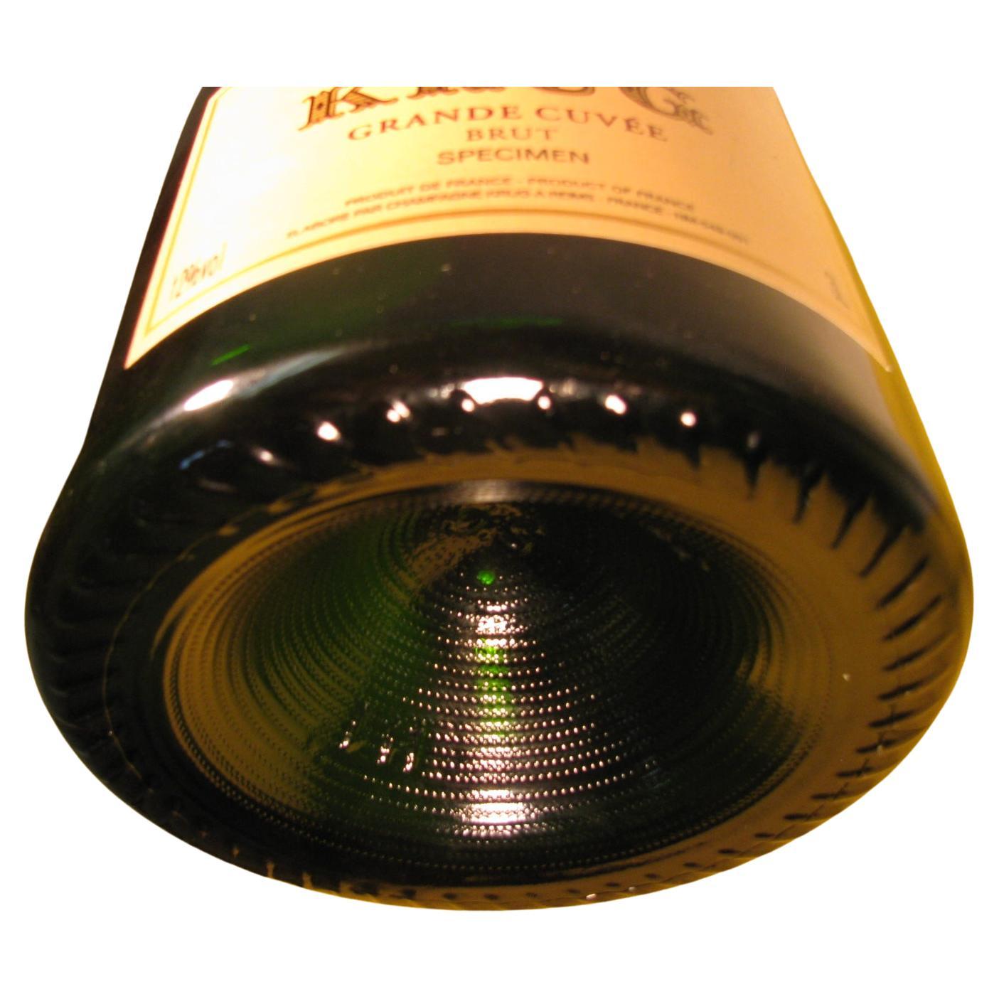 Wunderschöne Glasflaschen aus der Mitte des Jahrhunderts. Byrrh Wein appertif ist 21,5 Höhe x 5,75 Durchmesser. Alle sind aus Glas und in sehr gutem Zustand. Der Preis gilt für jede Flasche. Die Flasche ganz links ist die einzige verfügbare Flasche.