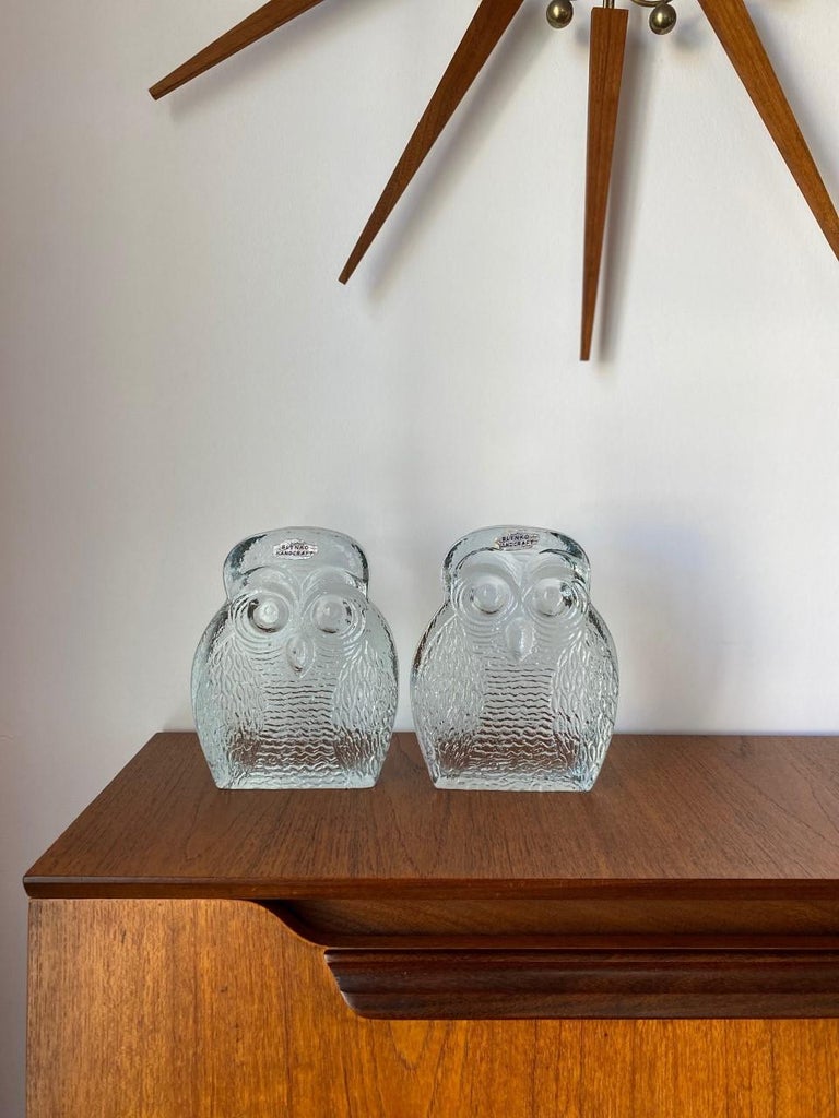 Beautiful pair of midcentury glass owl bookends by Blenko from the 1960s with original signature seal sticker. Incredible craftsmanship and detail in this pair of glass bookends that can adapt to your style as sculptures or decorative objects. The