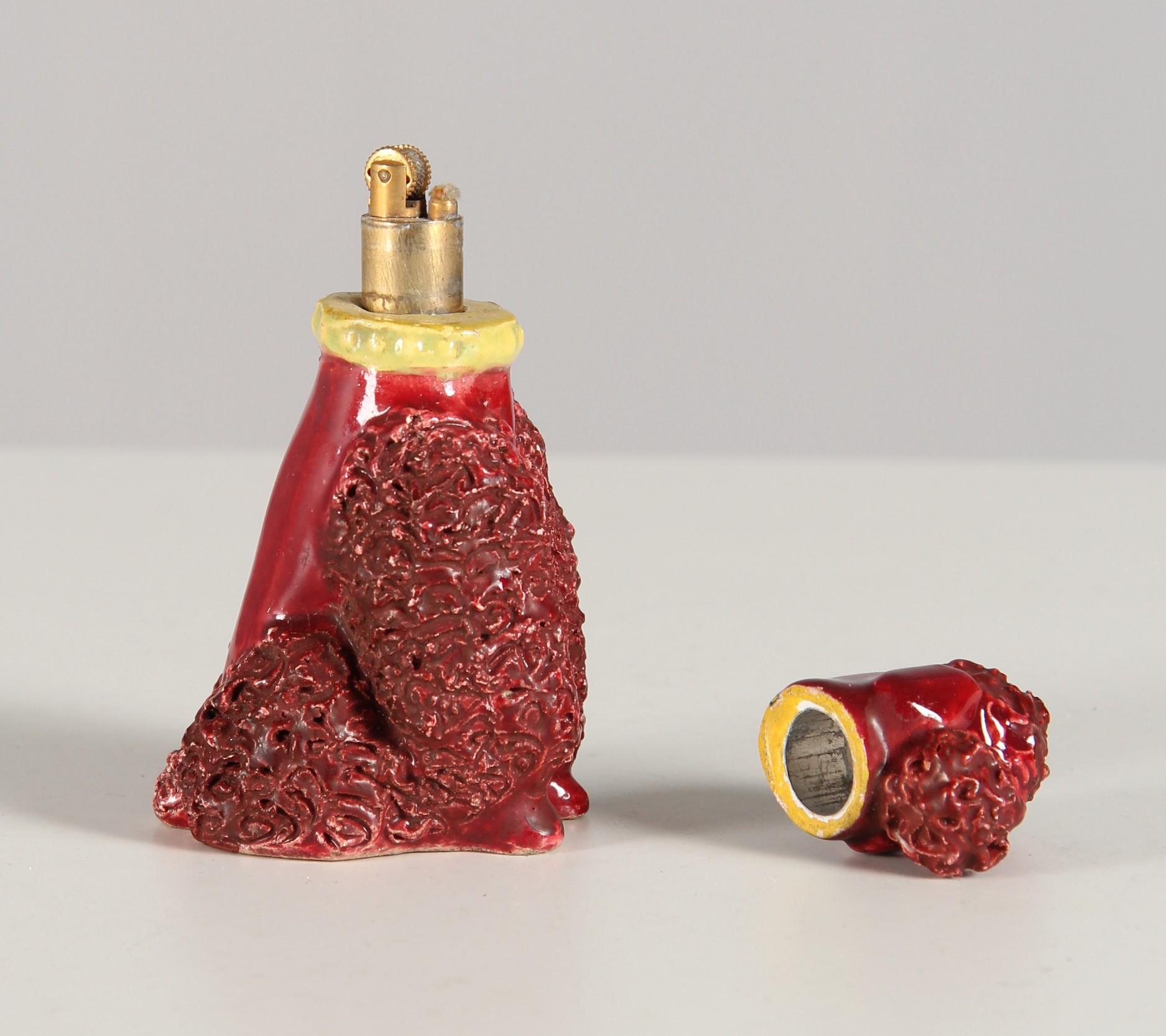 Vintage Mid-Century Glazed Ceramic Maroon Spaghetti Poodle Lighter Sculpture in vendita 4
