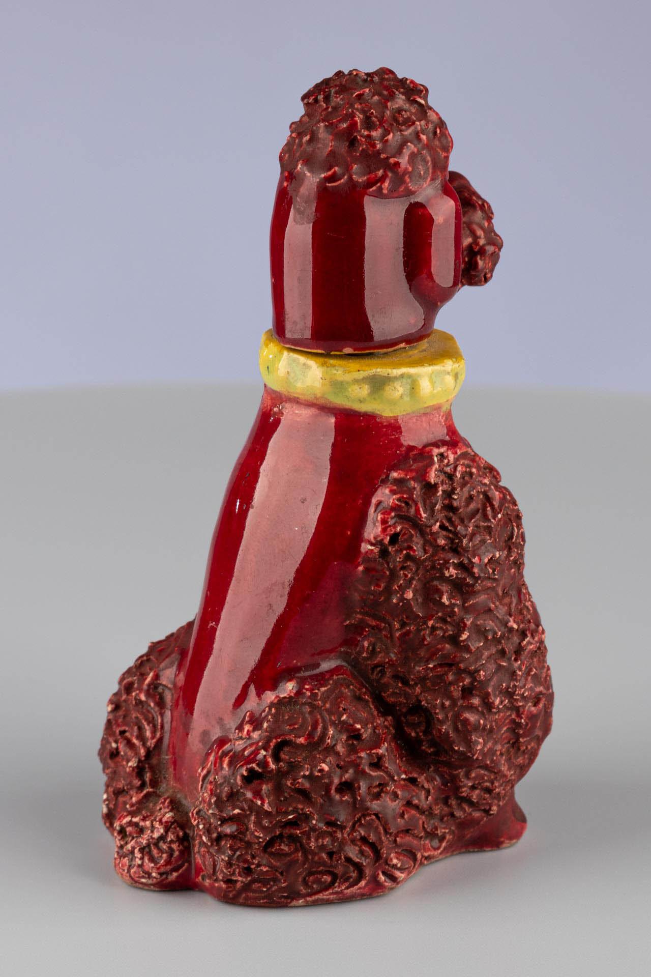 Ceramica Vintage Mid-Century Glazed Ceramic Maroon Spaghetti Poodle Lighter Sculpture in vendita