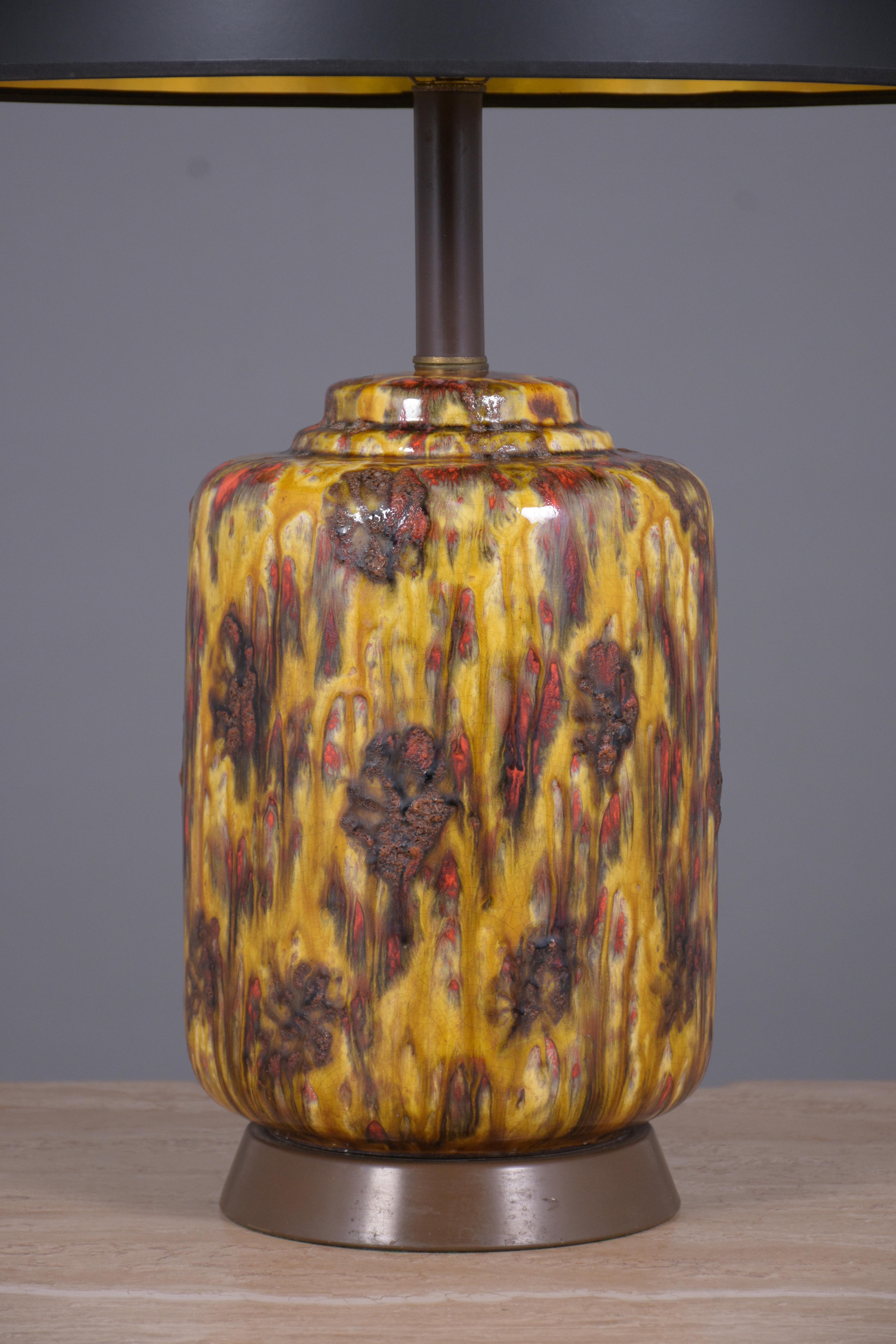 Moderne glasierte Keramik-Tischlampe aus der Mitte des Jahrhunderts (Vergoldet) im Angebot