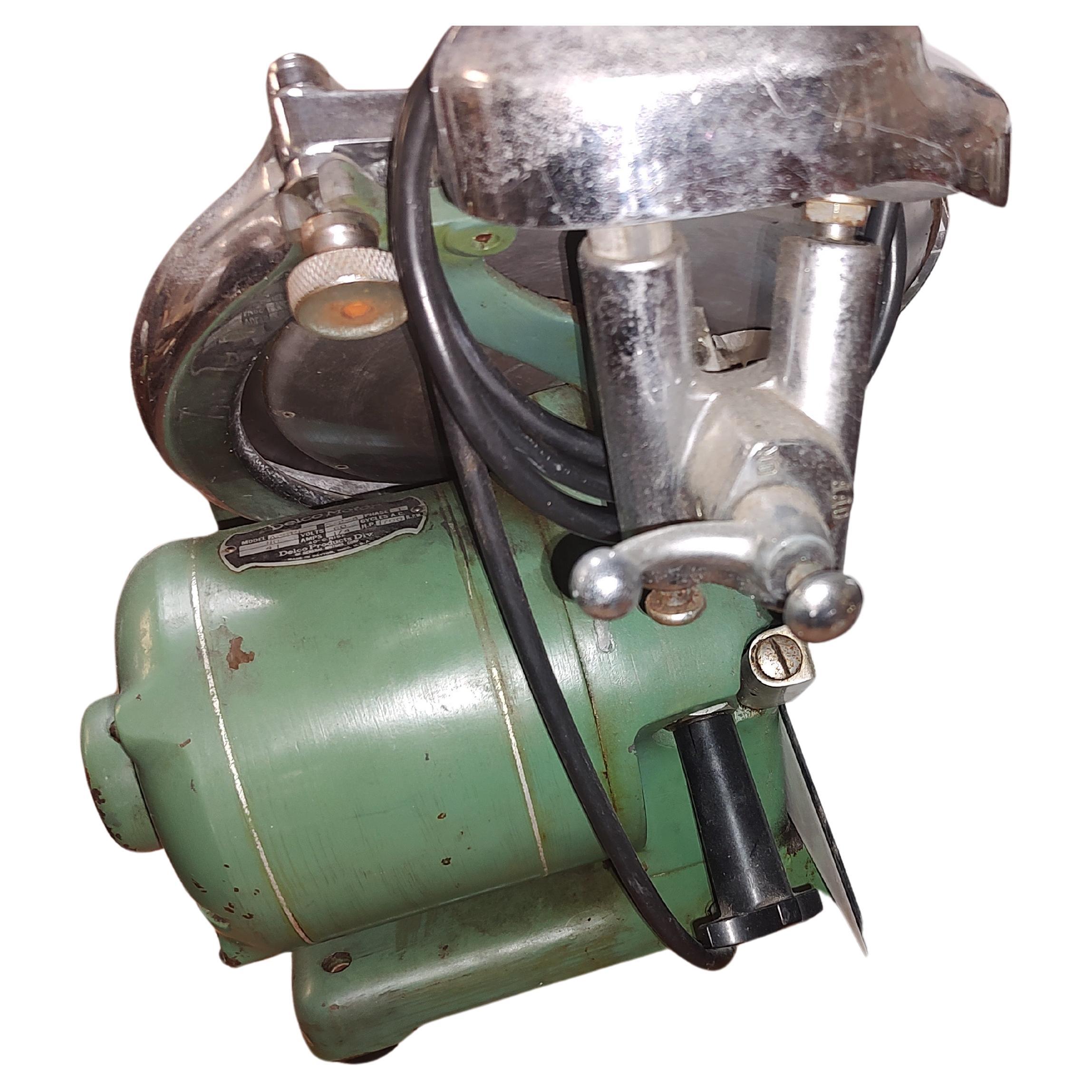Skulpturale Mid-Century Globe Meat Slicer-Schale aus emailliertem Eisen und Edelstahl, Mid-Century (Industriell) im Angebot