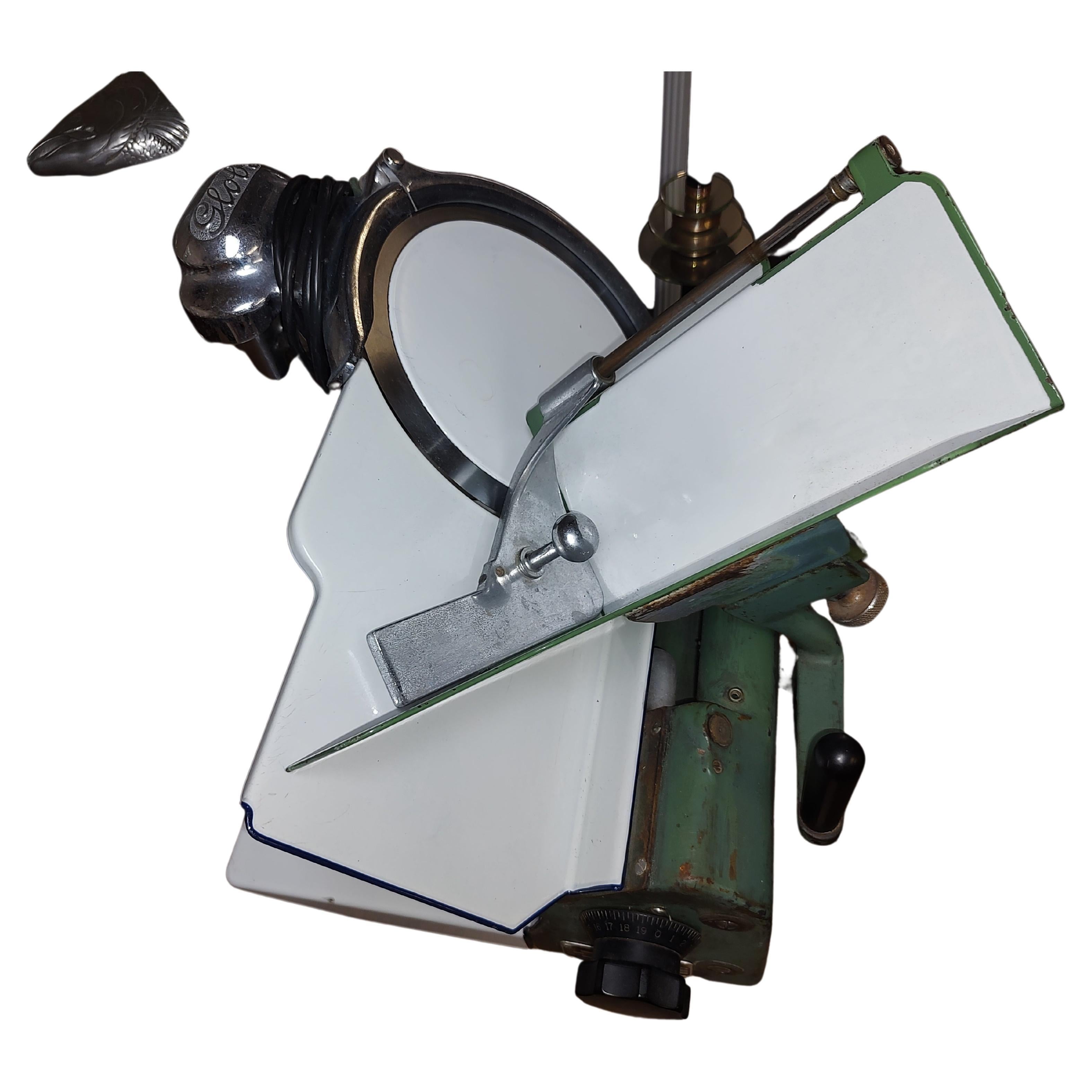Skulpturale Mid-Century Globe Meat Slicer-Schale aus emailliertem Eisen und Edelstahl, Mid-Century im Zustand „Gut“ im Angebot in Port Jervis, NY