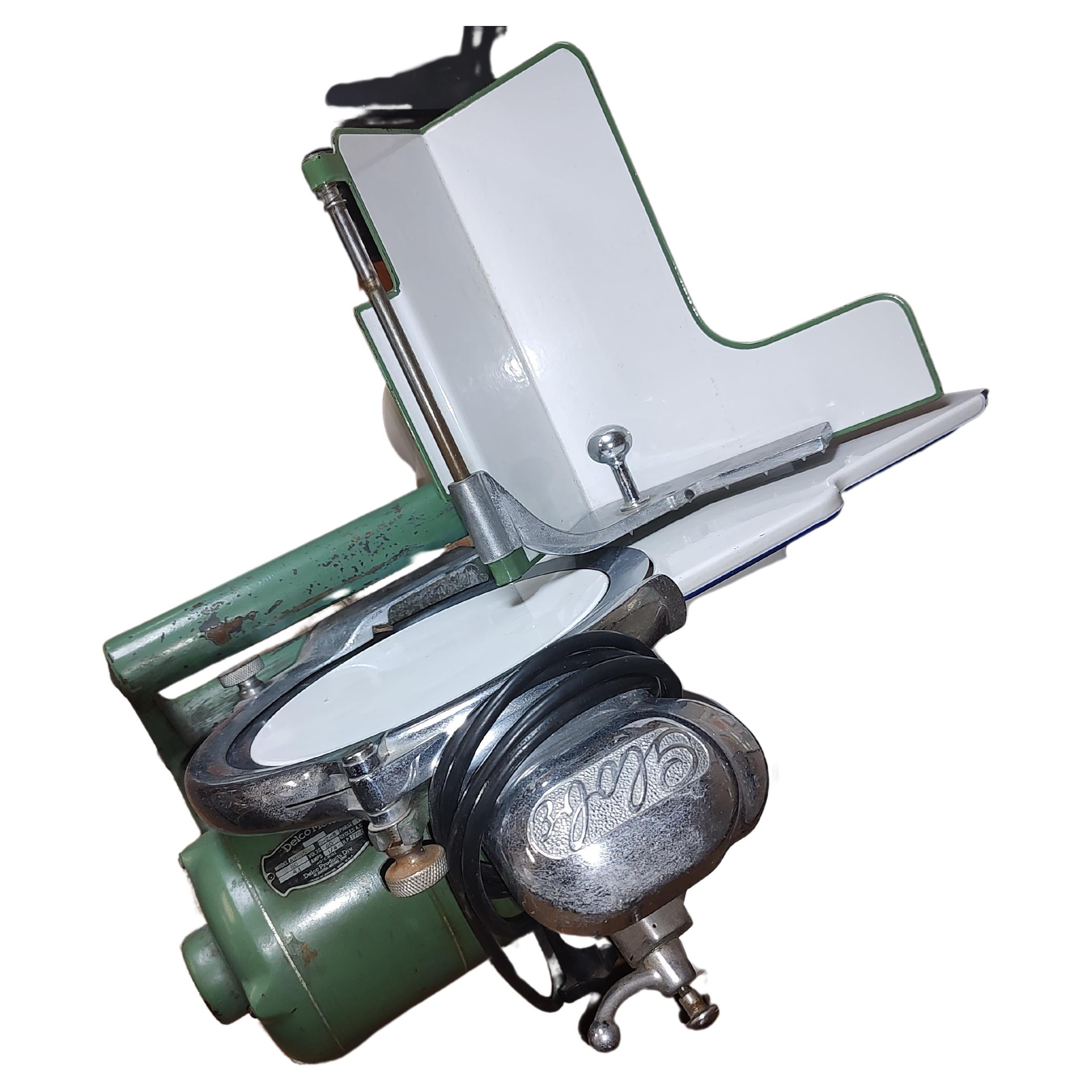Skulpturale Mid-Century Globe Meat Slicer-Schale aus emailliertem Eisen und Edelstahl, Mid-Century (Mitte des 20. Jahrhunderts) im Angebot