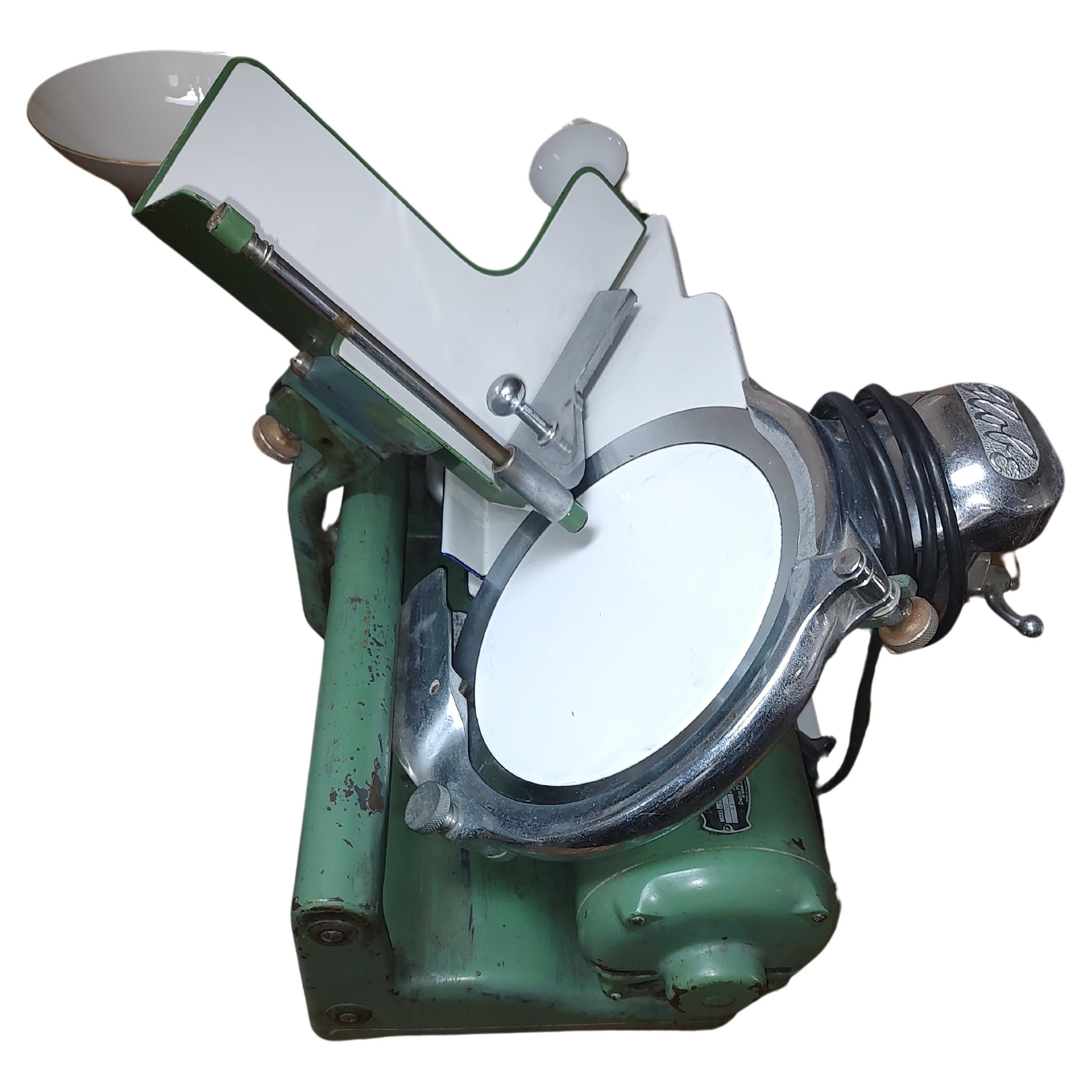 Skulpturale Mid-Century Globe Meat Slicer-Schale aus emailliertem Eisen und Edelstahl, Mid-Century im Angebot 1