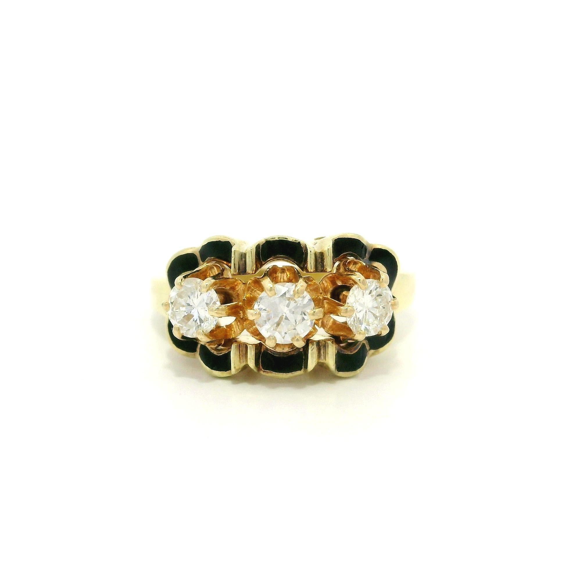 Anello d'oro d'epoca della metà del secolo scorso con diamante e smalto nero smerlato a 3 pietre in vendita 5