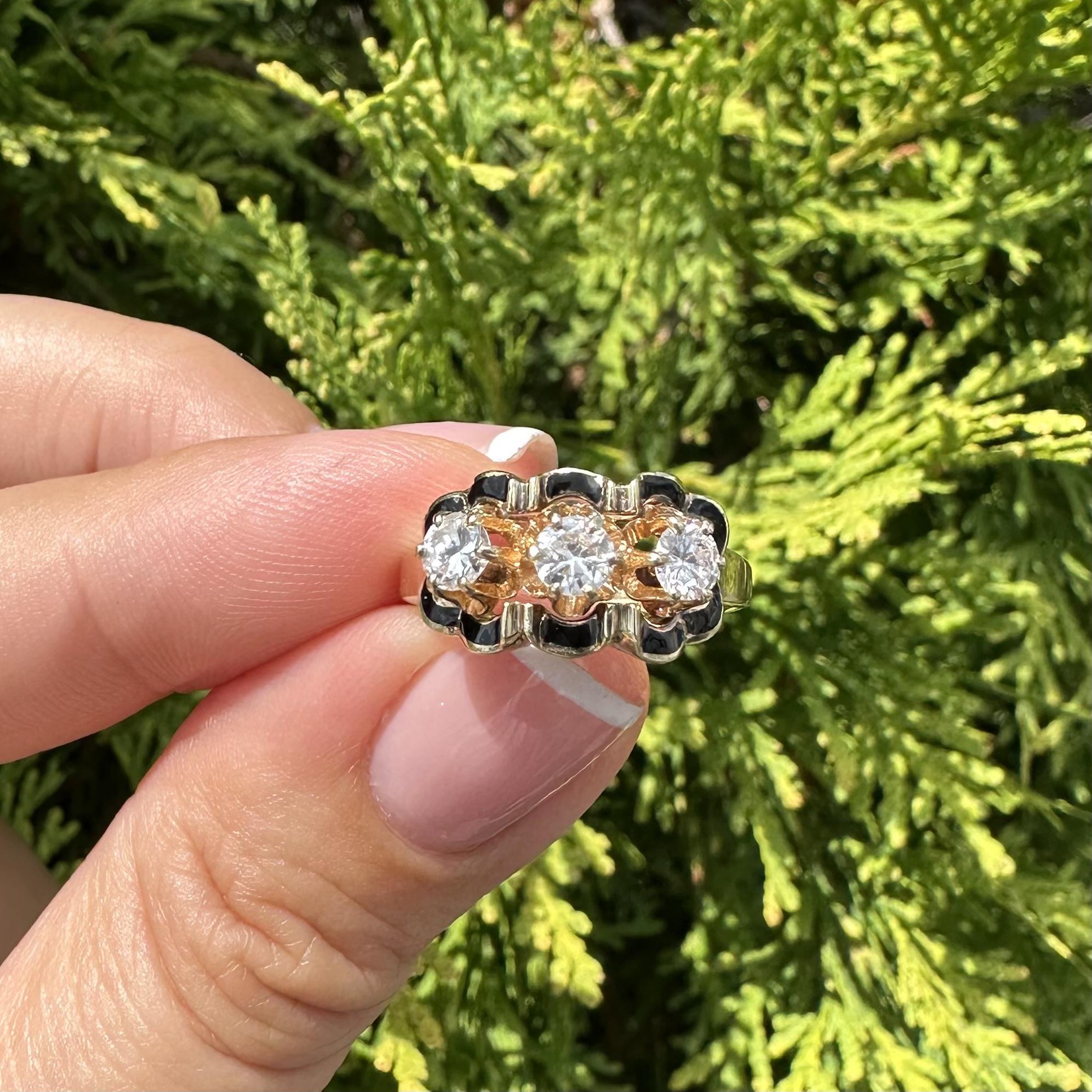 Anello d'oro d'epoca della metà del secolo scorso con diamante e smalto nero smerlato a 3 pietre in vendita 7