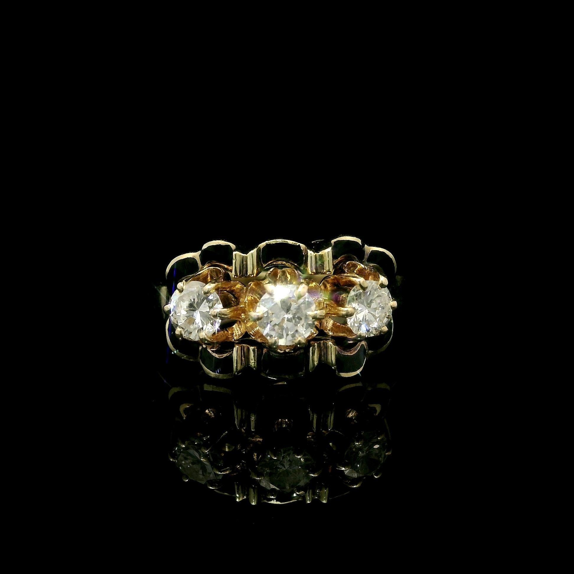 --Pietre: --
(3) Diamanti naturali autentici - taglio rotondo brillante - incastonati - colore bianco brillante - 0,60ctw (circa)

Materiale: Oro giallo massiccio 14k
Peso: 5,36 grammi
Misura dell'anello: 4.0 (Possiamo personalizzare questo anello.