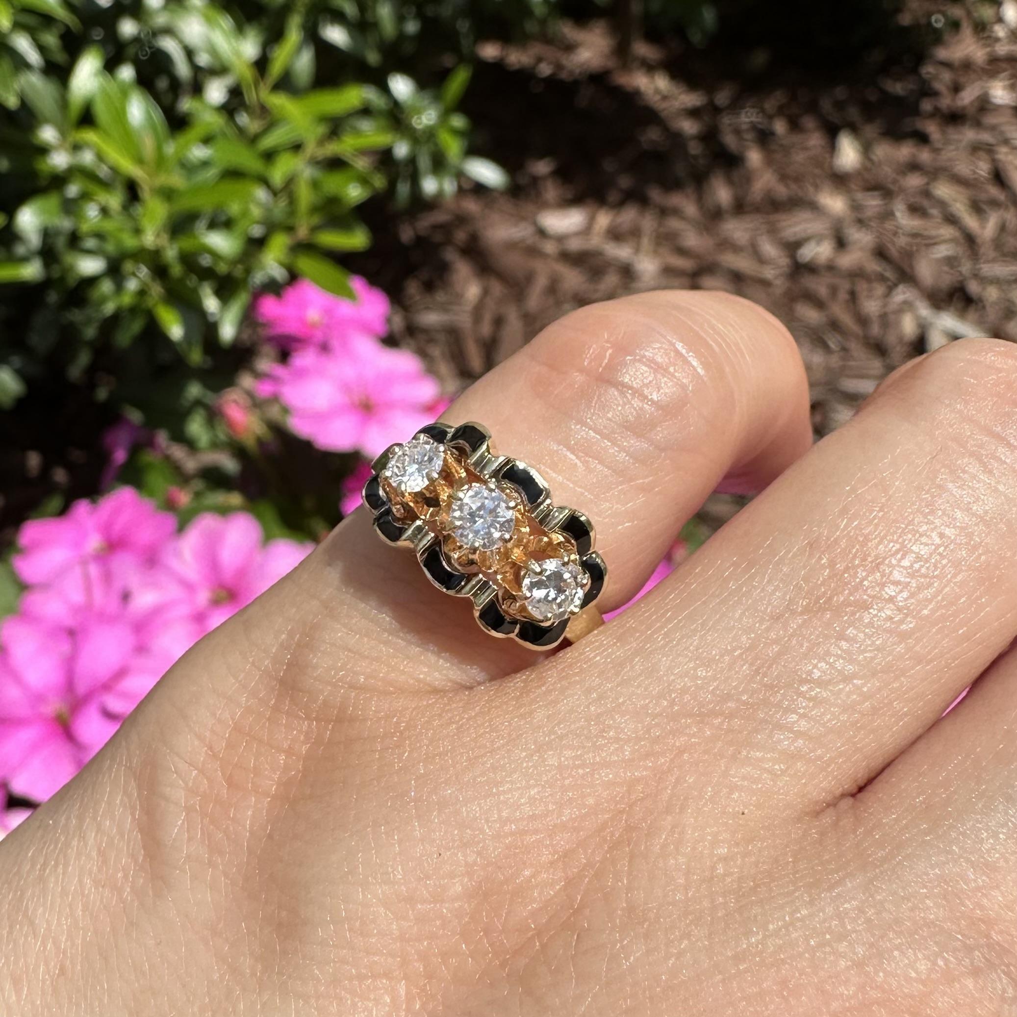 Anello d'oro d'epoca della metà del secolo scorso con diamante e smalto nero smerlato a 3 pietre in vendita 4
