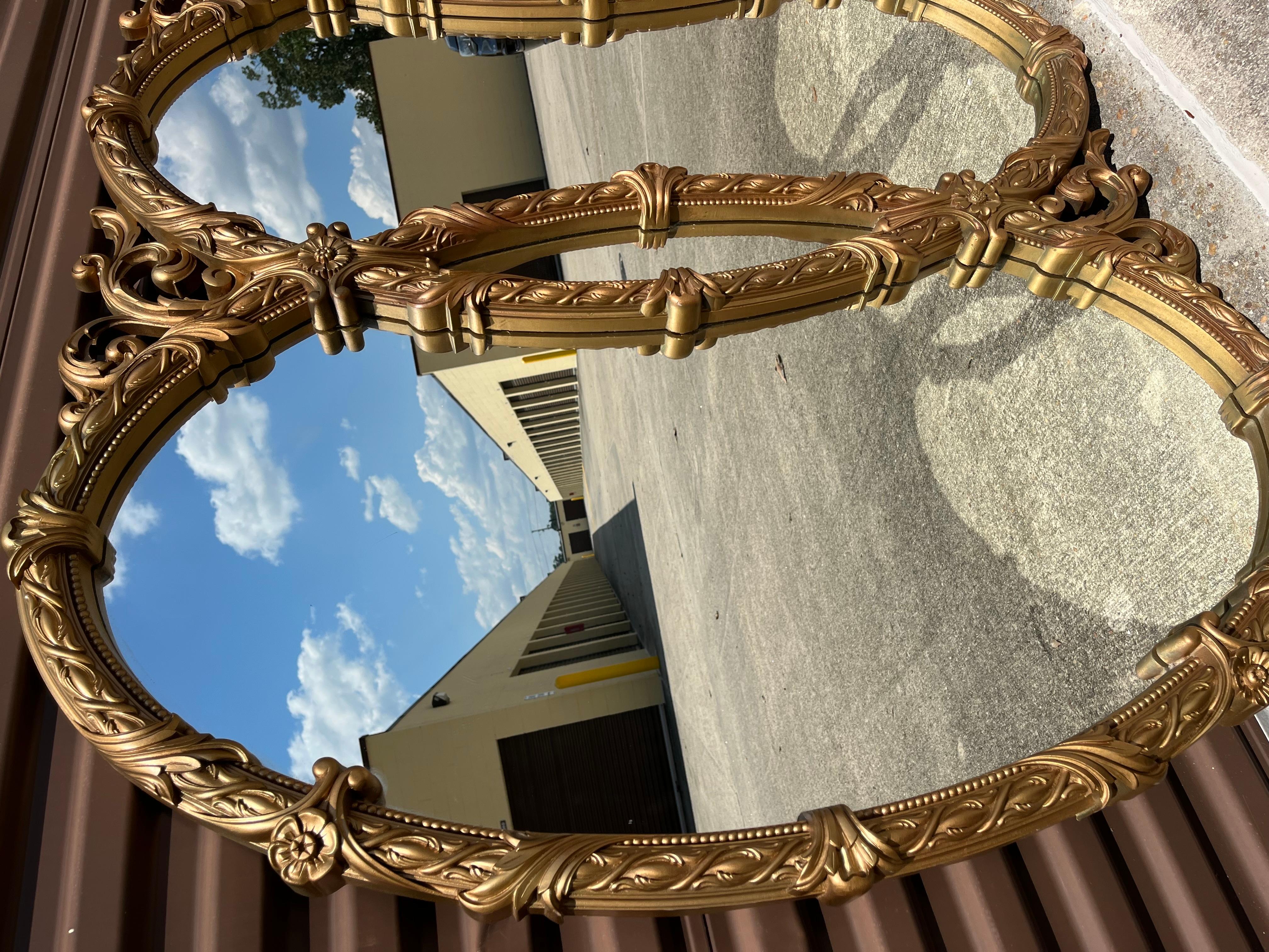 Américain Miroir mural ovale vintage du milieu du siècle dernier, triptyque Bassett doré, style Hollywood Regency en vente