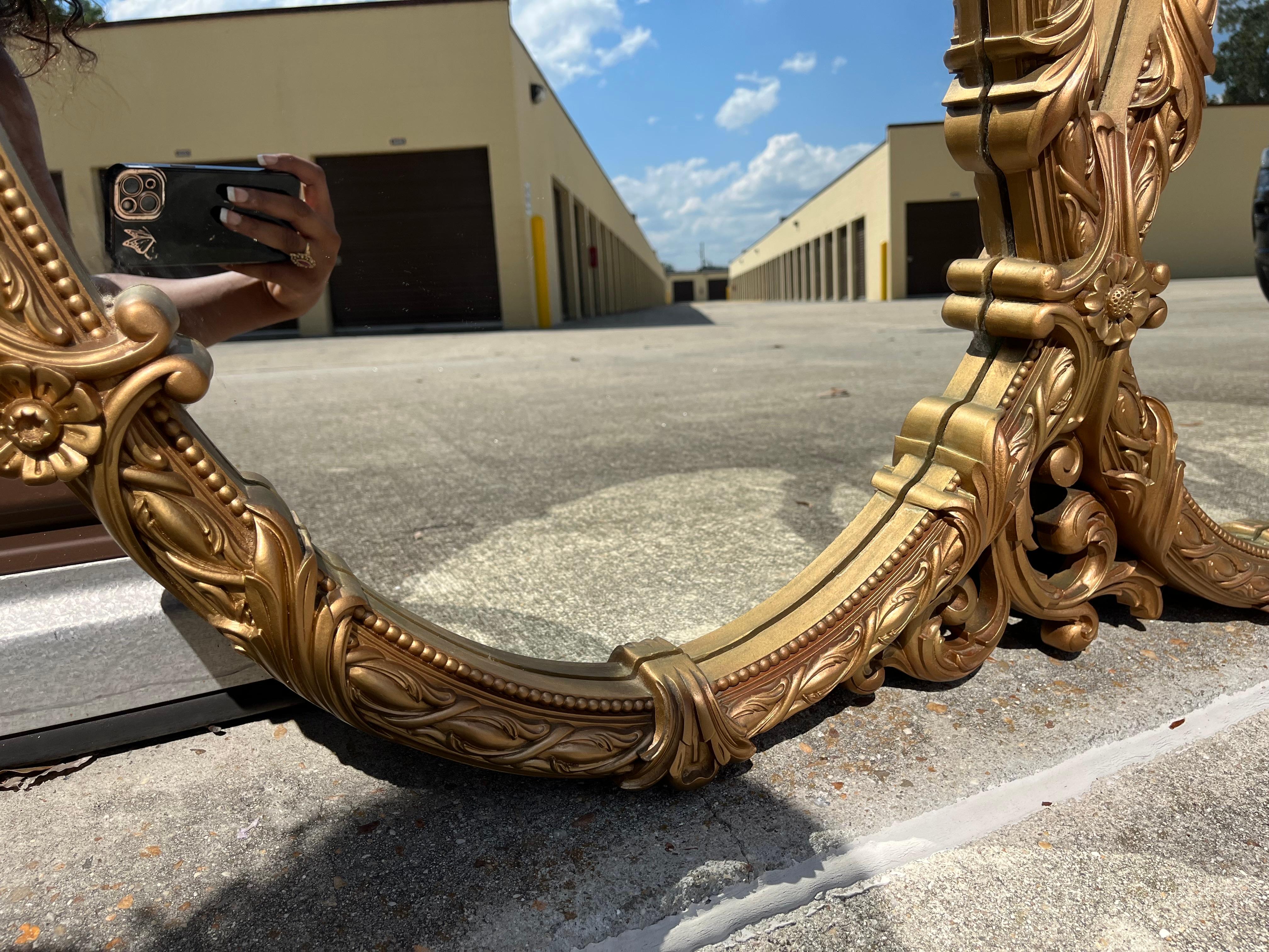 20ième siècle Miroir mural ovale vintage du milieu du siècle dernier, triptyque Bassett doré, style Hollywood Regency en vente