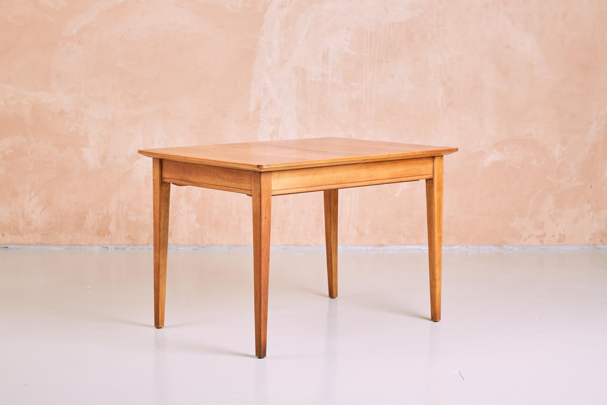 Eine Vintage-Essgarnitur, bestehend aus einem ausziehbaren Tisch und 4 Stühlen, die in den 1950er Jahren von Gordon Russell für Heal's hergestellt wurde. Diese klassische Form von Gordon Russell verweist auf andere Stücke aus der gleichen Serie mit