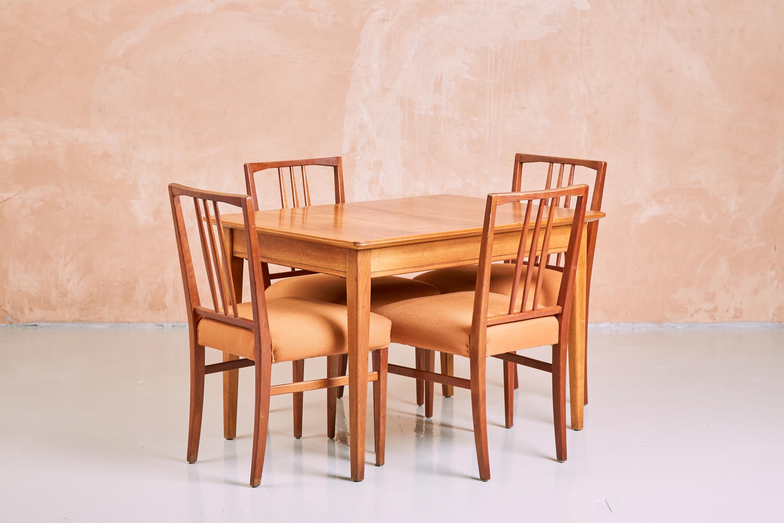 Ausziehbarer Esstisch und Stühle aus Eiche aus der Mitte des Jahrhunderts von Gordon Russell, 1950er Jahre (Moderne der Mitte des Jahrhunderts) im Angebot