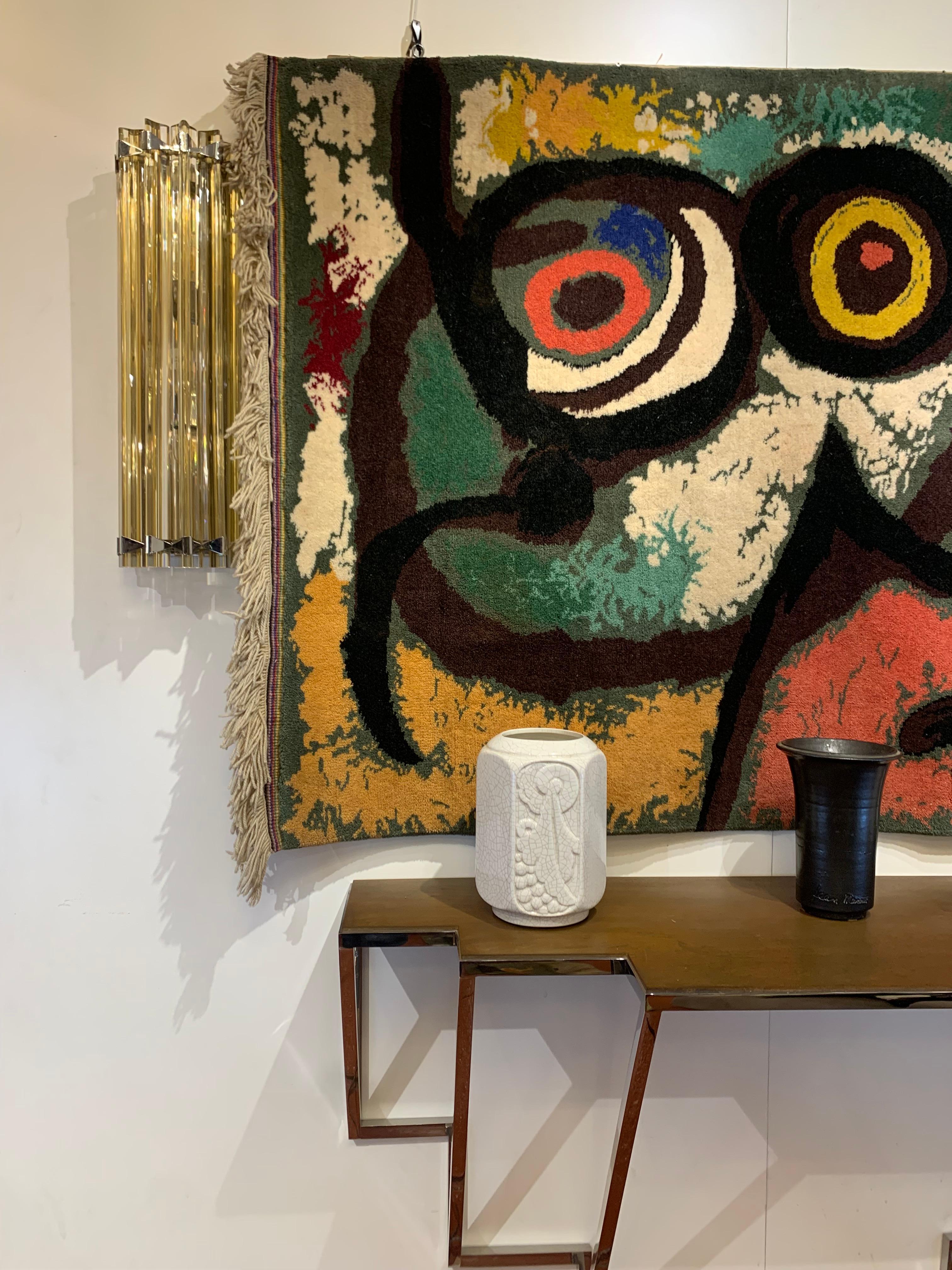 Magnifique tapisserie marquée de l'artiste/peintre espagnol Joan Miro d'après son tableau Femme et Oiseaux (1966).
L'approche ludique et expérimentale de l'art est caractéristique de l'œuvre de Miros.
Joan Miro est littéralement à l'origine de la