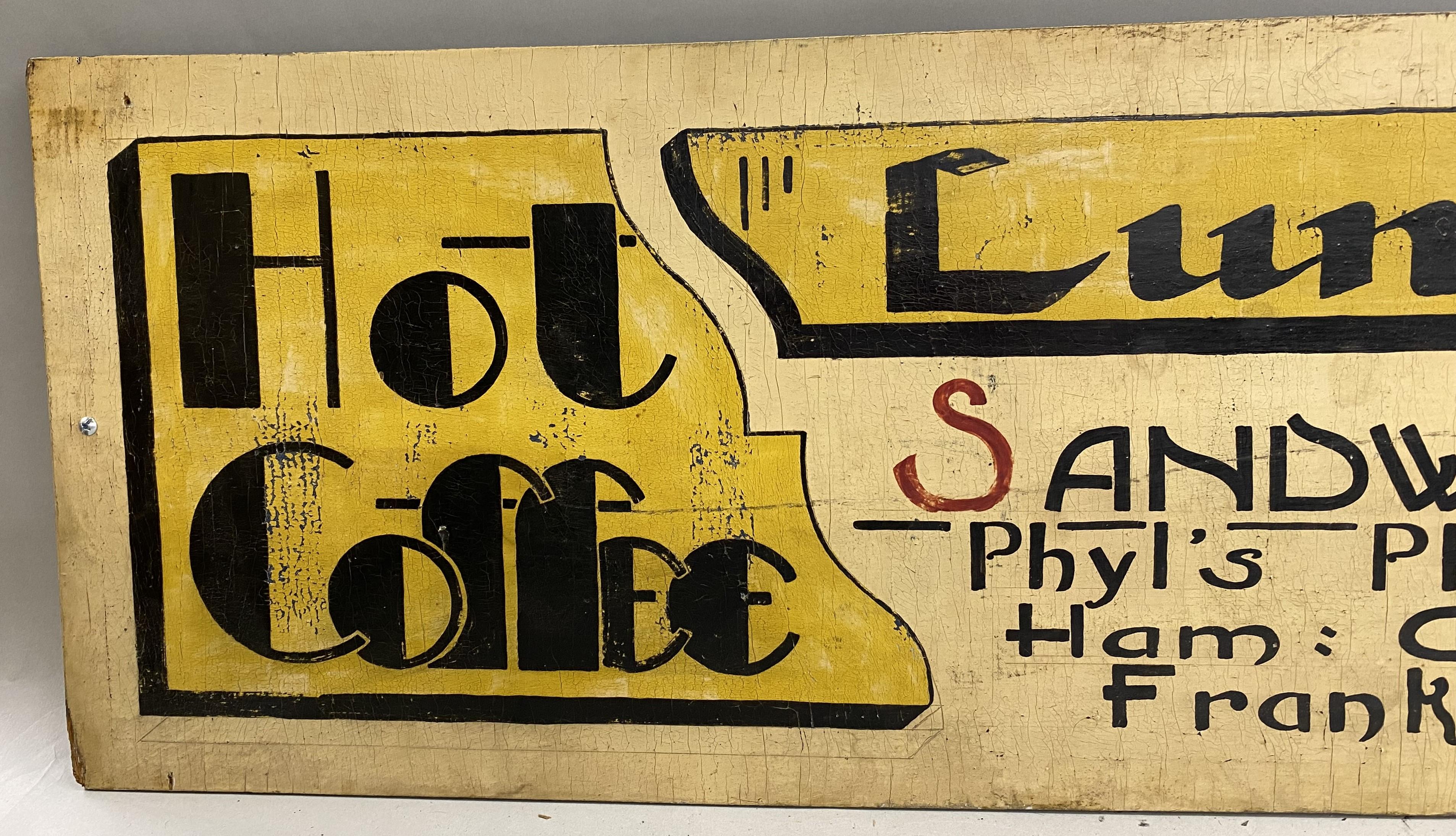 Cartel de cafetería o restaurante vintage policromado y pintado a mano sobre madera contrachapada, con café caliente, bocadillos y tónicos, firmado abajo a la derecha por Cooley-Alton, con un tablero de soporte adicional añadido en la parte