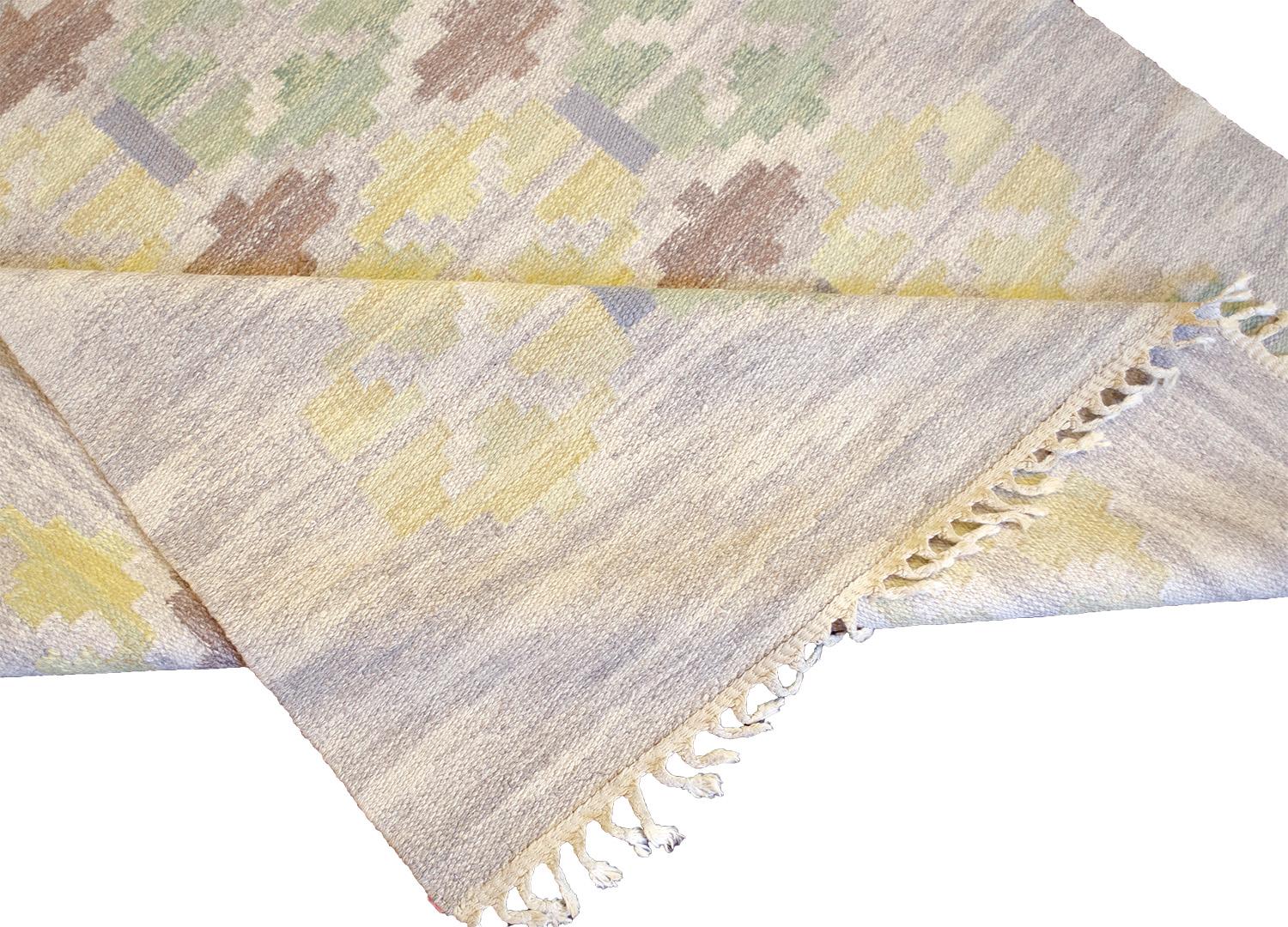 Dieser alte handgewebte schwedische Teppich hat ein schattiertes graues und elfenbeinfarbenes Gesamtfeld mit einem eleganten, abwechselnd gestuften, stilisierten Kartuschen-Raute-Gitter.