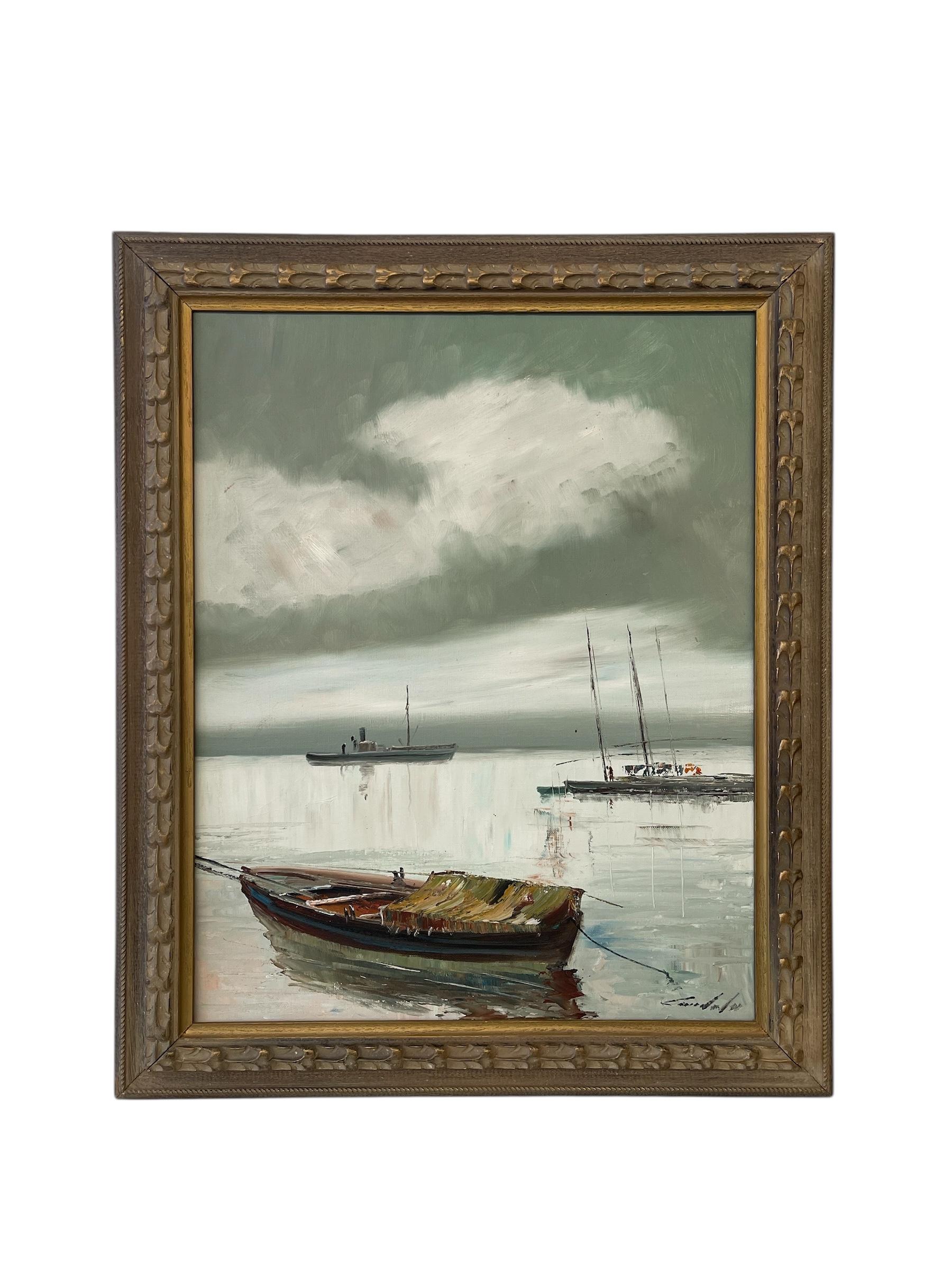 Olio su tela della metà del XX secolo che raffigura una scena di porto serena sotto un cielo coperto. La composizione presenta una piccola barca a remi in legno in primo piano con una copertura di tela a righe, il cui riflesso è visibile nell'acqua