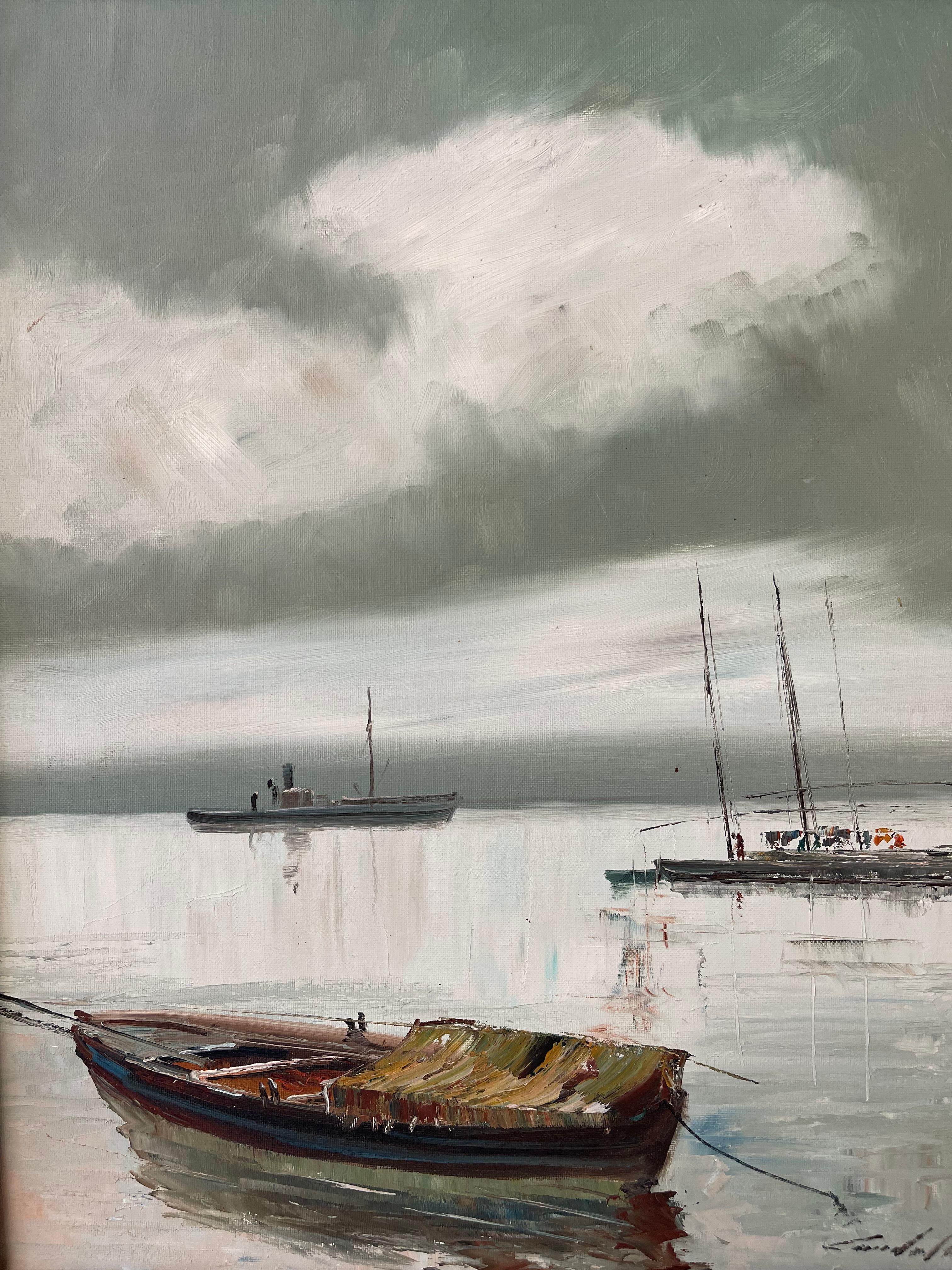 Pittura ad olio di metà secolo con scene portuali, barche e cielo coperto, firmata in vendita 1