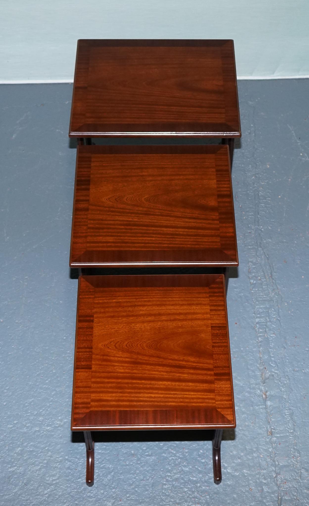 VINTAGE MiD CENTURY NEST DE TROIS TABLES EN BOIS DUR en vente 3