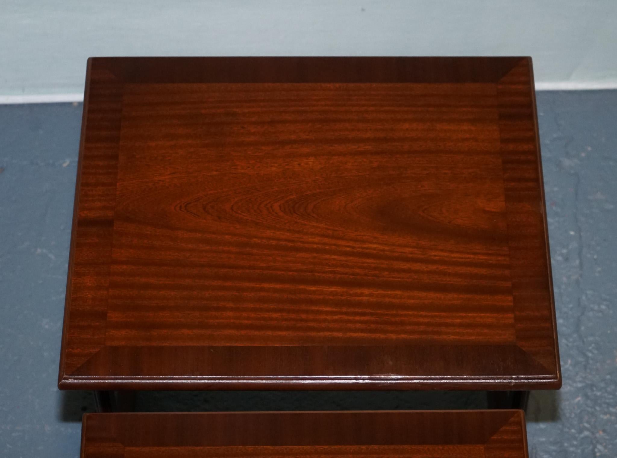 VINTAGE MiD CENTURY NEST DE TROIS TABLES EN BOIS DUR en vente 4