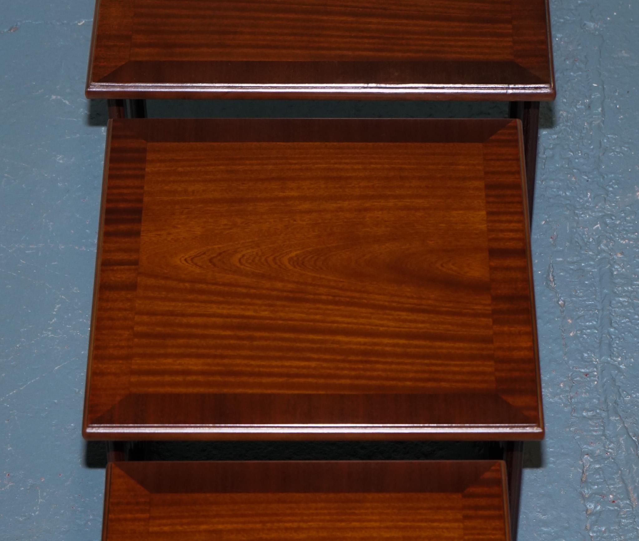 VINTAGE MiD CENTURY NEST DE TROIS TABLES EN BOIS DUR en vente 5