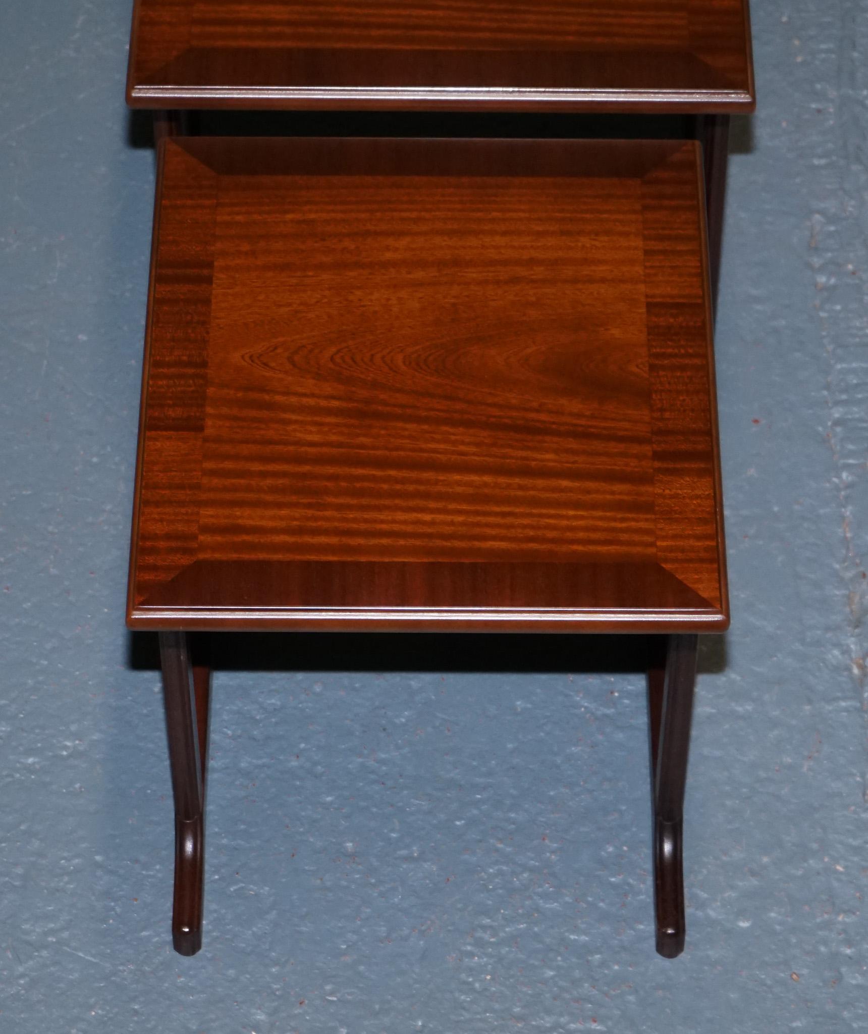 VINTAGE MiD CENTURY NEST DE TROIS TABLES EN BOIS DUR en vente 6