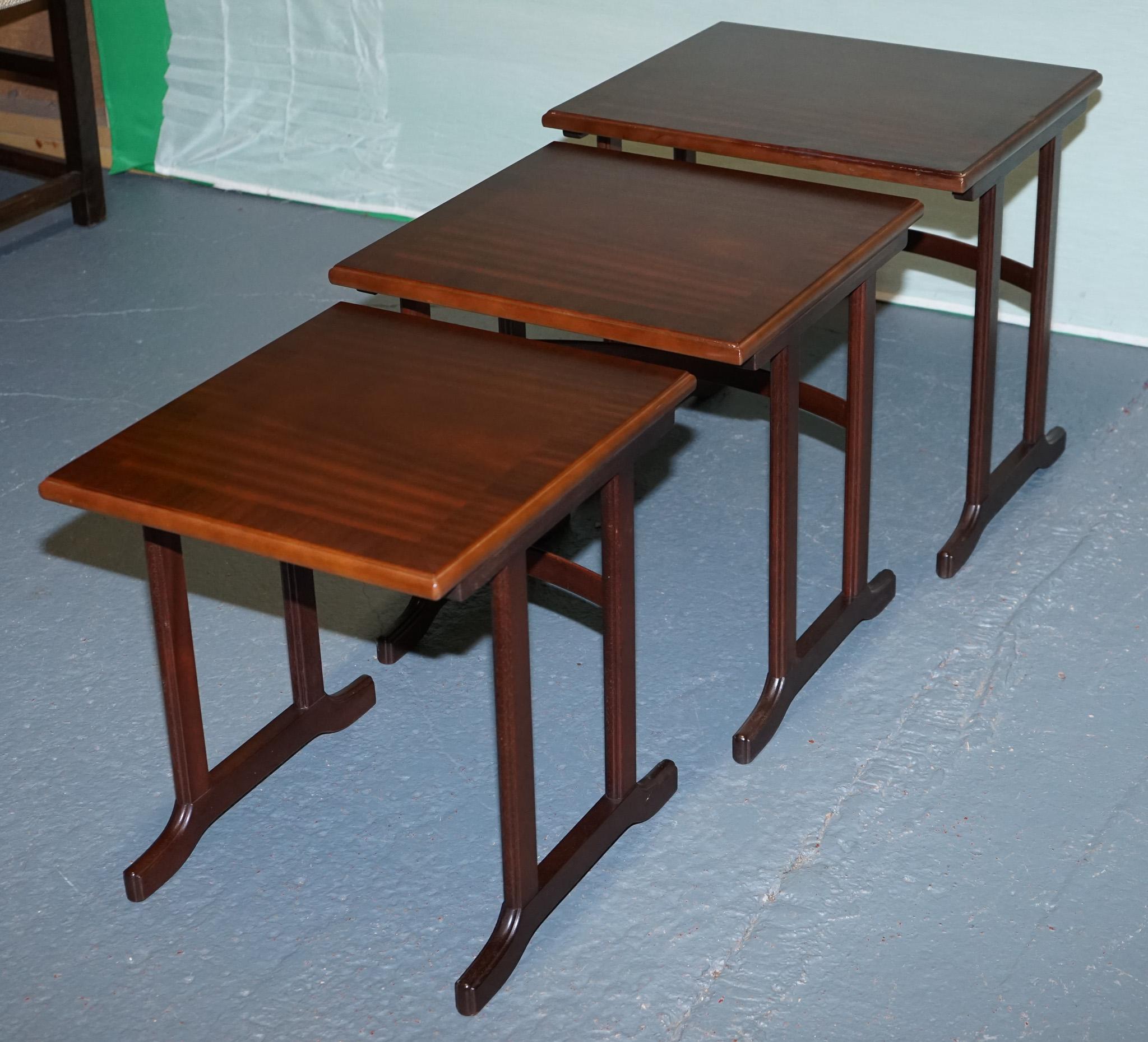 Britannique VINTAGE MiD CENTURY NEST DE TROIS TABLES EN BOIS DUR en vente