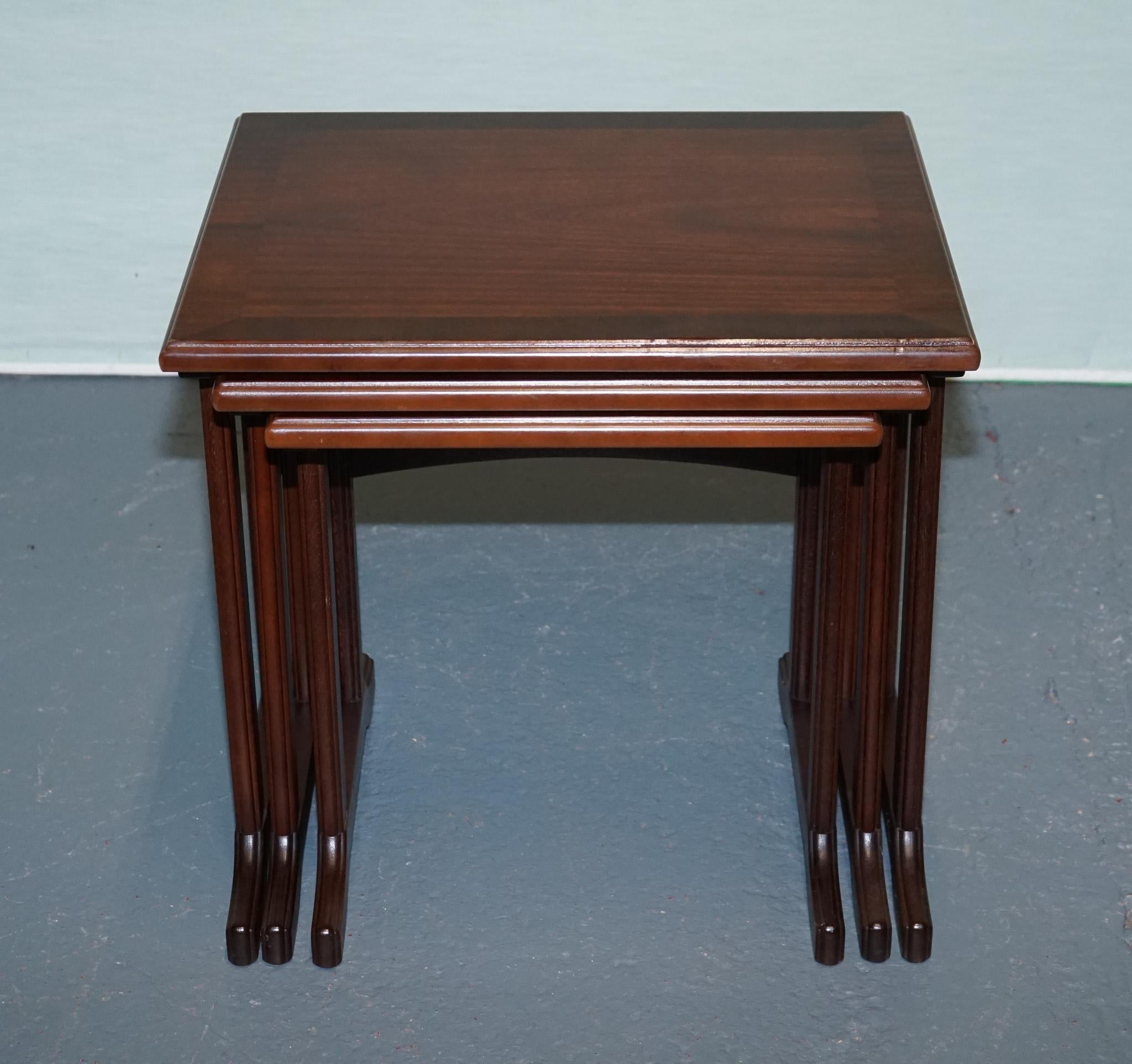 Fait main VINTAGE MiD CENTURY NEST DE TROIS TABLES EN BOIS DUR en vente
