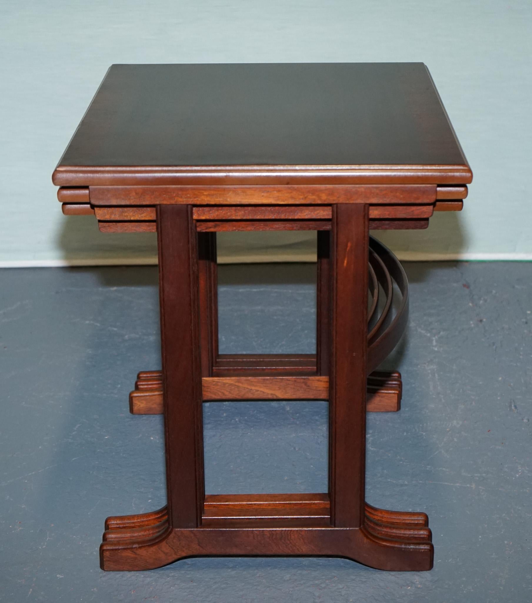 20ième siècle VINTAGE MiD CENTURY NEST DE TROIS TABLES EN BOIS DUR en vente