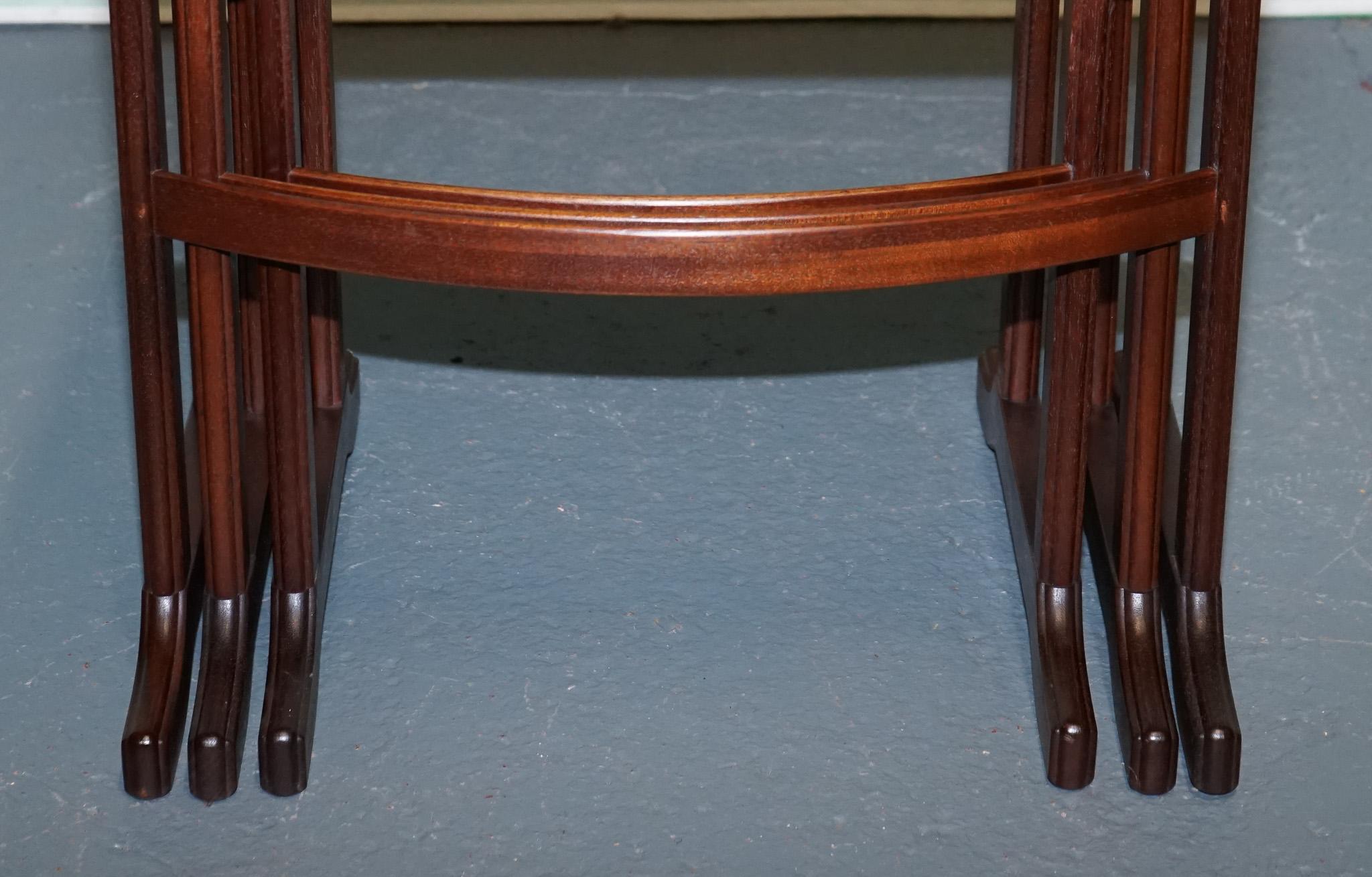 Bois de feuillus VINTAGE MiD CENTURY NEST DE TROIS TABLES EN BOIS DUR en vente