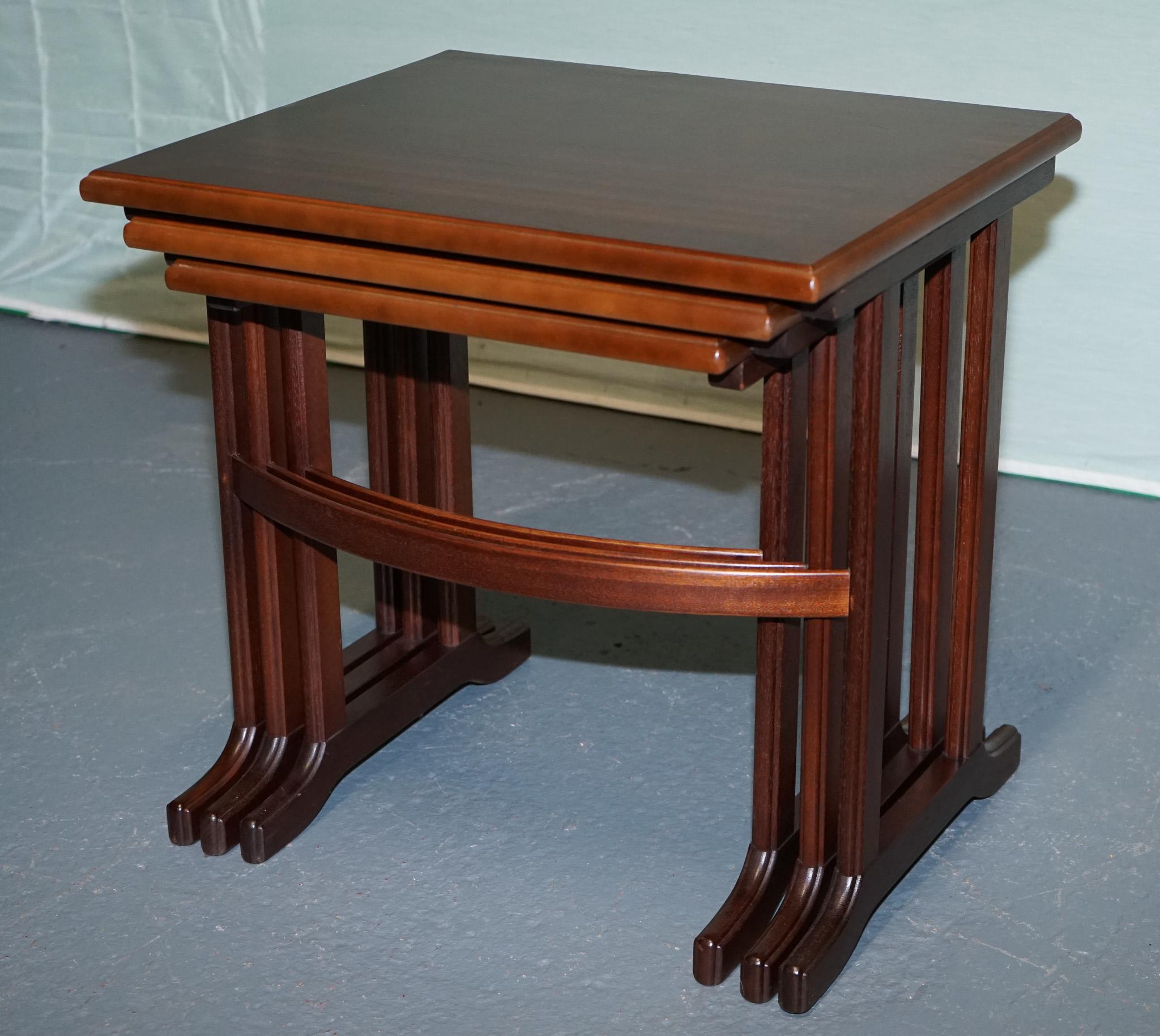 VINTAGE MiD CENTURY NEST DE TROIS TABLES EN BOIS DUR en vente 1