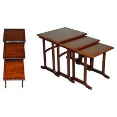 VINTAGE MiD CENTURY NEST DE TROIS TABLES EN BOIS DUR