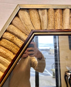 Specchio di formica esagonale vintage del Medioevo con bordo in ottone