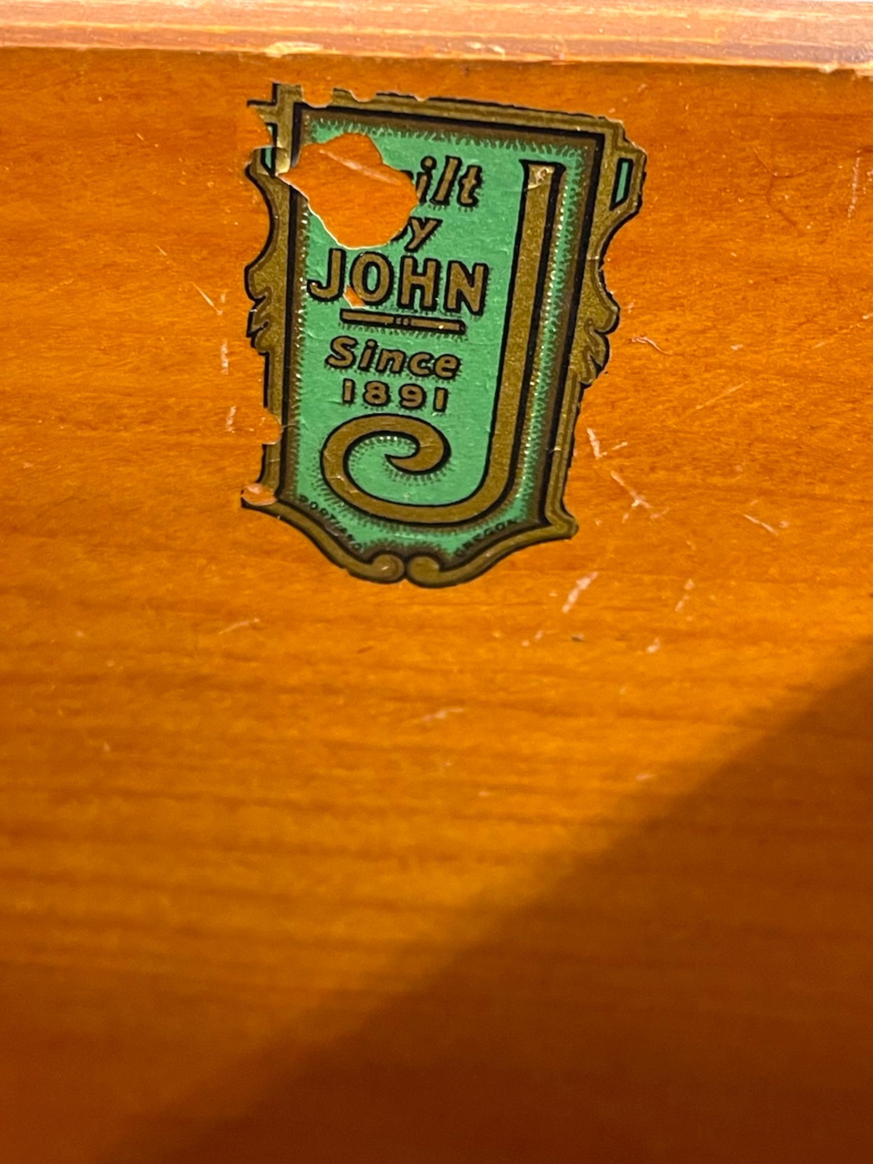 Comò Highboy d'epoca di John Stuart a cinque cassetti con intagli. in vendita 4