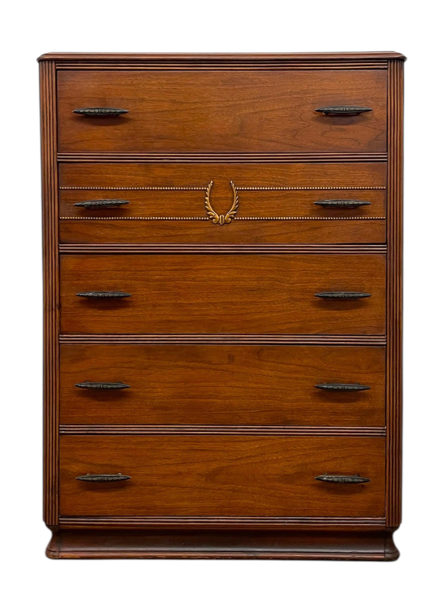 Questo comò highboy vintage di metà secolo, attribuito a John Stuart (l'etichetta è presente all'interno del cassetto), offre una raffinata miscela di forme aerodinamiche e dettagli decorativi caratteristici del design dei mobili americani di metà