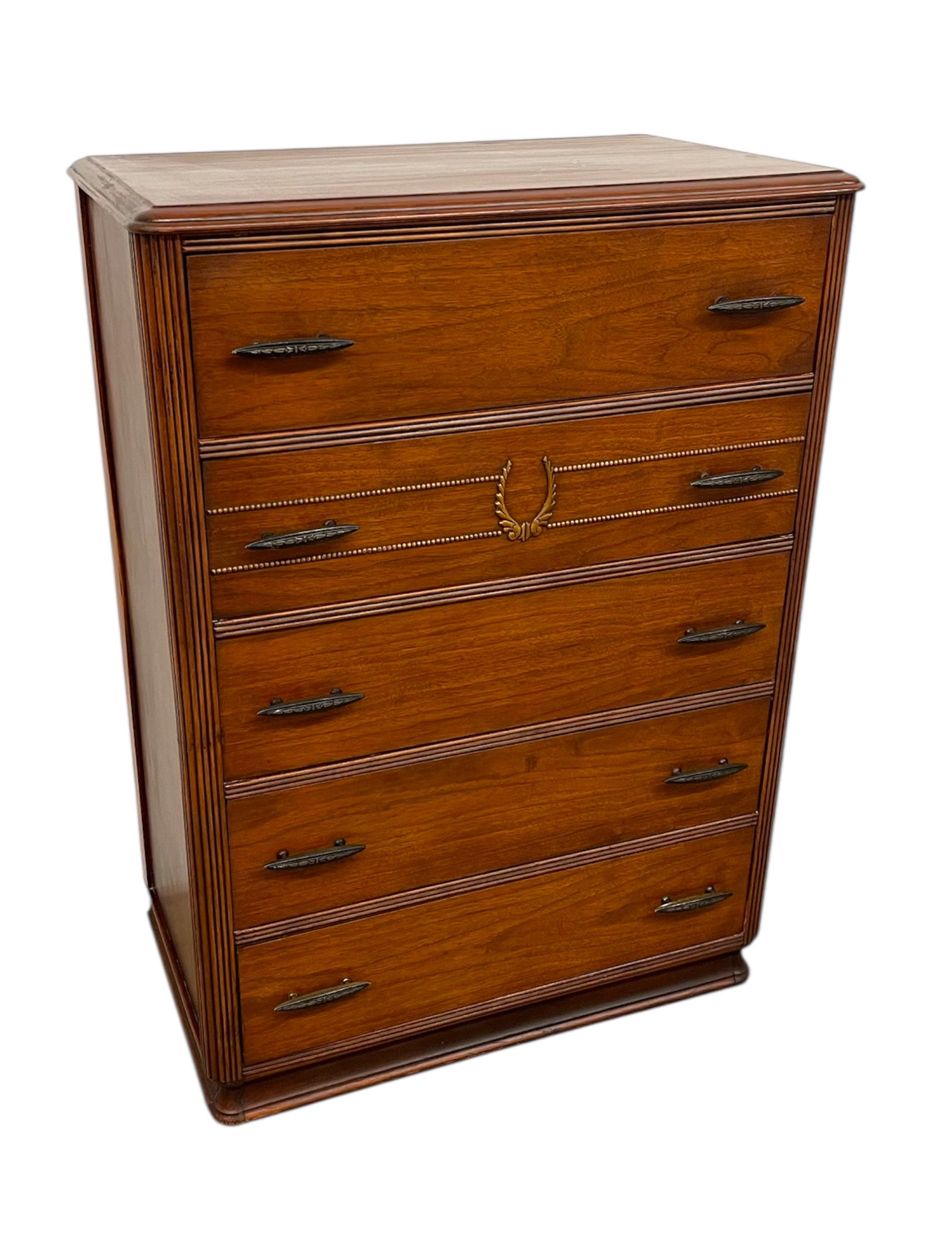 Mid-Century moderno Comò Highboy d'epoca di John Stuart a cinque cassetti con intagli. in vendita