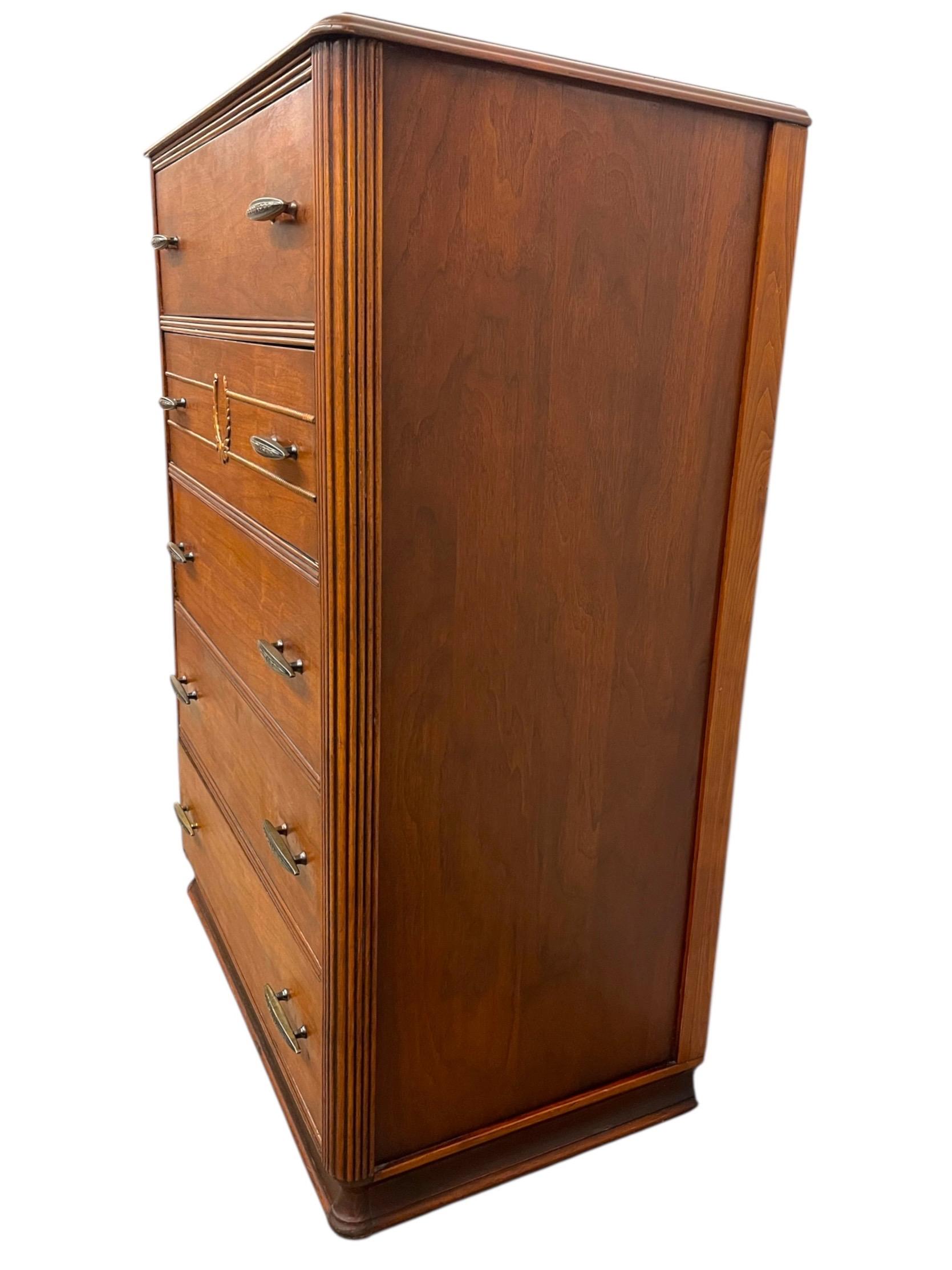 Comò Highboy d'epoca di John Stuart a cinque cassetti con intagli. In condizioni buone in vendita a Seattle, WA