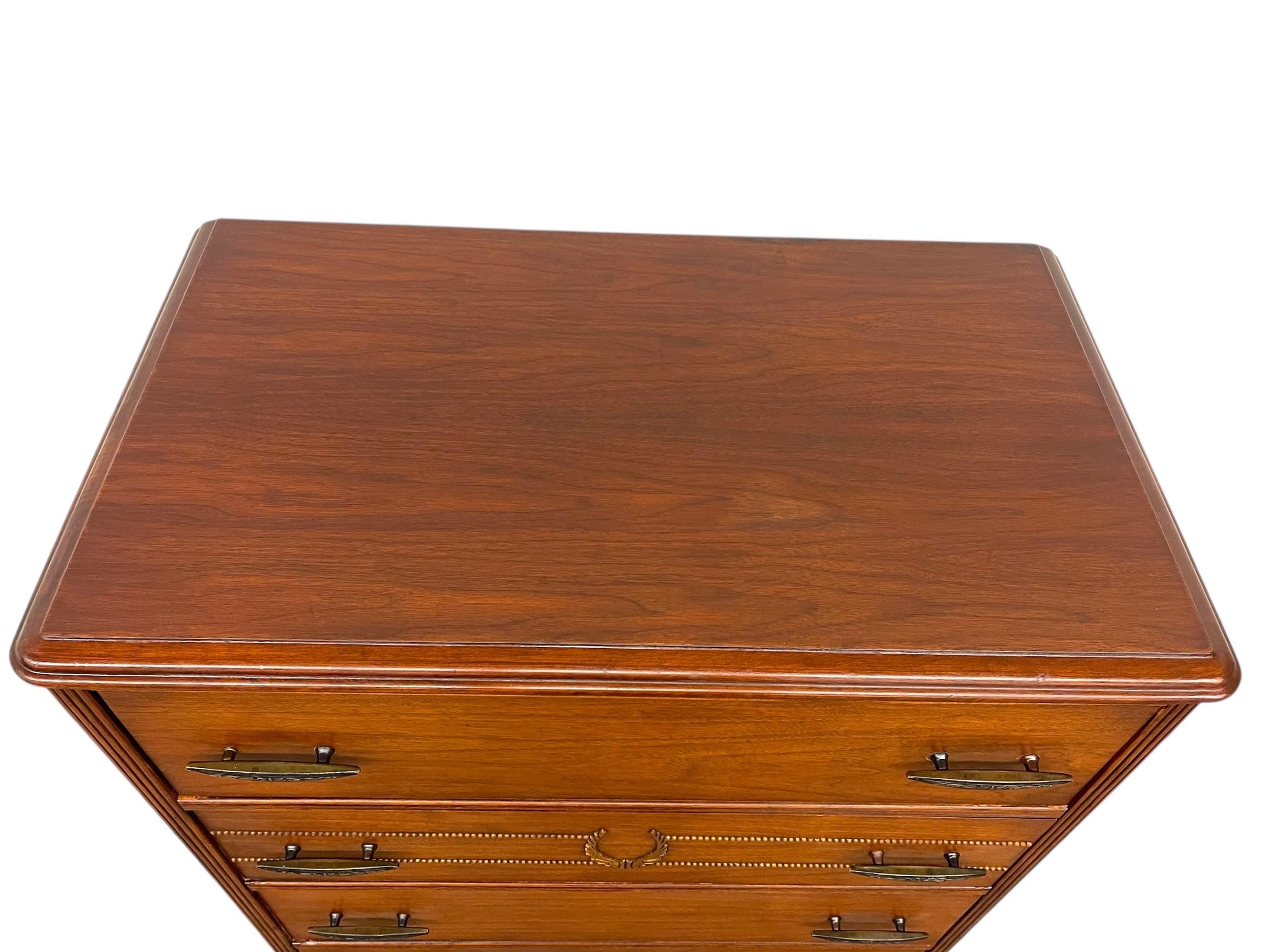 Fine XX secolo Comò Highboy d'epoca di John Stuart a cinque cassetti con intagli. in vendita