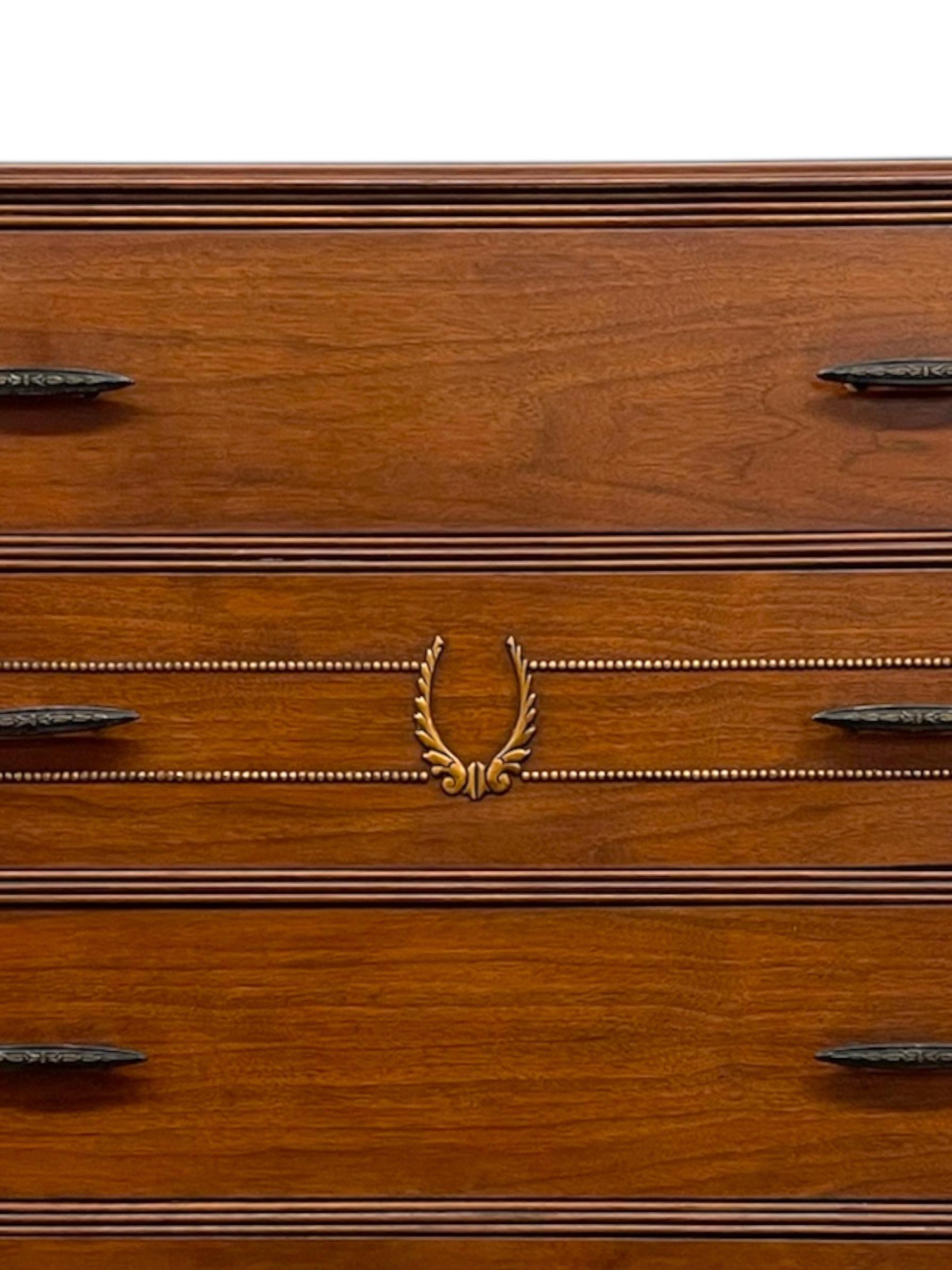 Noce Comò Highboy d'epoca di John Stuart a cinque cassetti con intagli. in vendita