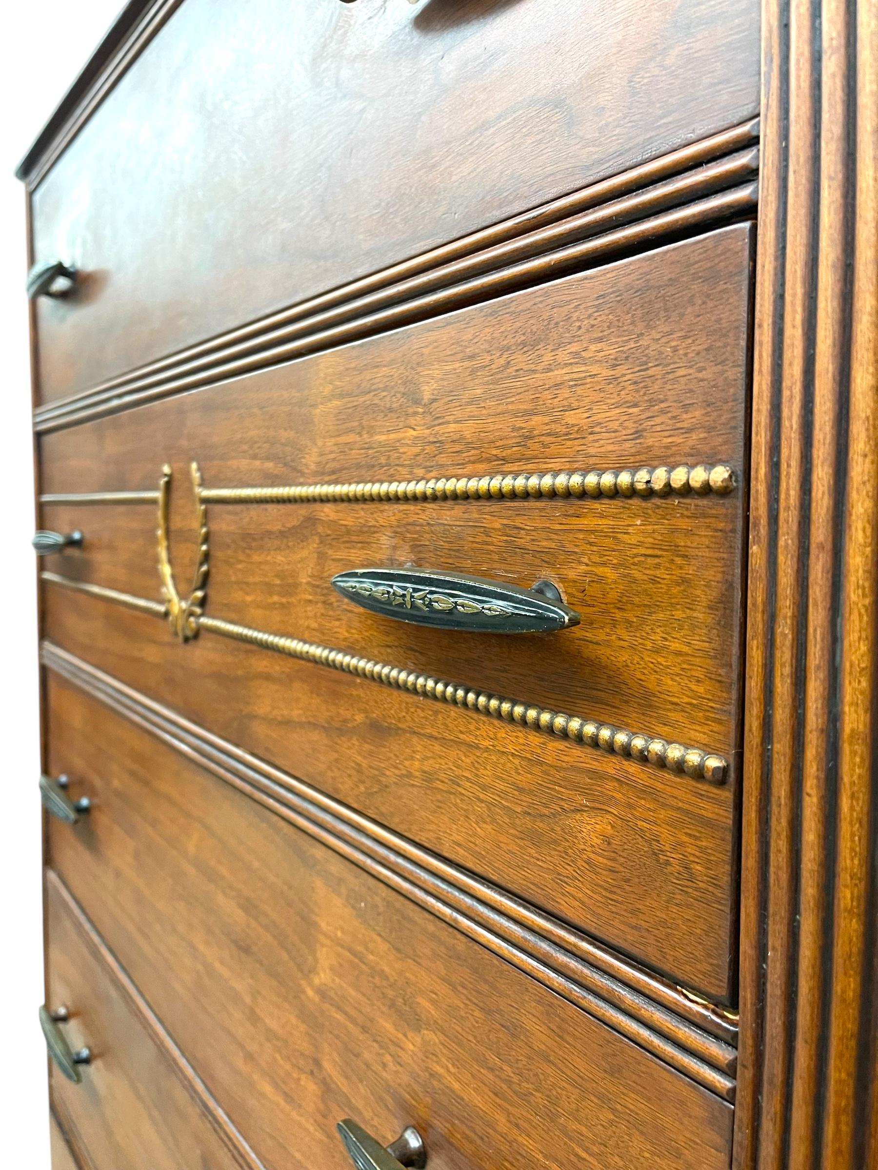 Comò Highboy d'epoca di John Stuart a cinque cassetti con intagli. in vendita 1