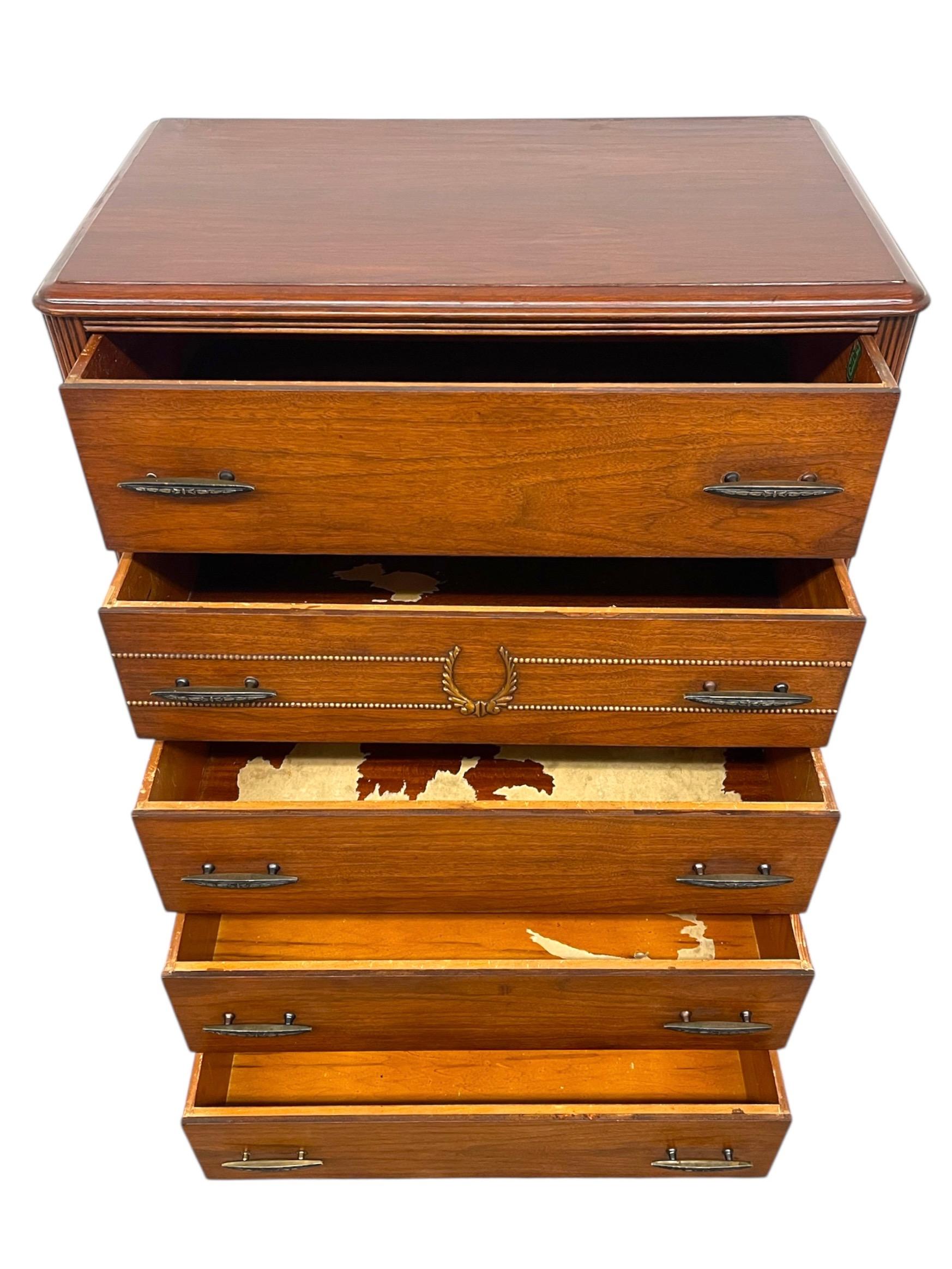 Comò Highboy d'epoca di John Stuart a cinque cassetti con intagli. in vendita 2
