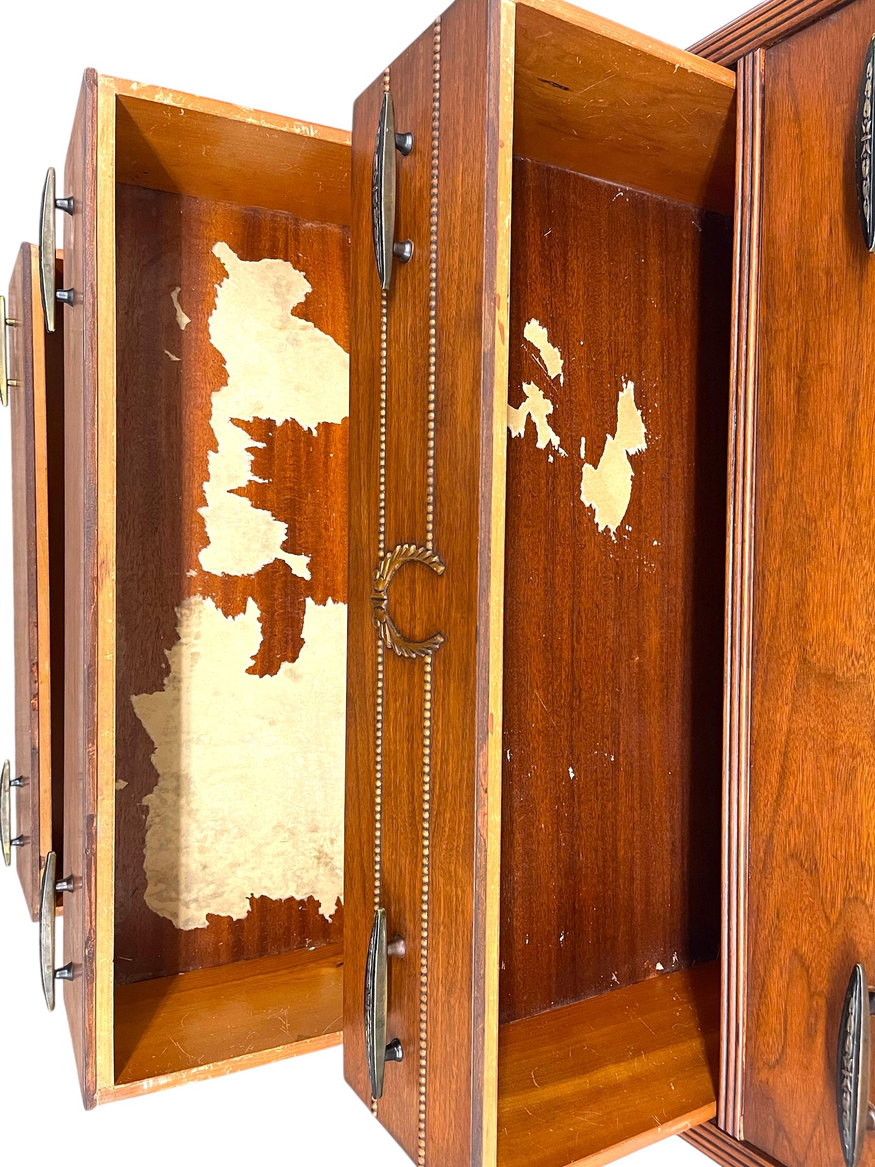 Comò Highboy d'epoca di John Stuart a cinque cassetti con intagli. in vendita 3